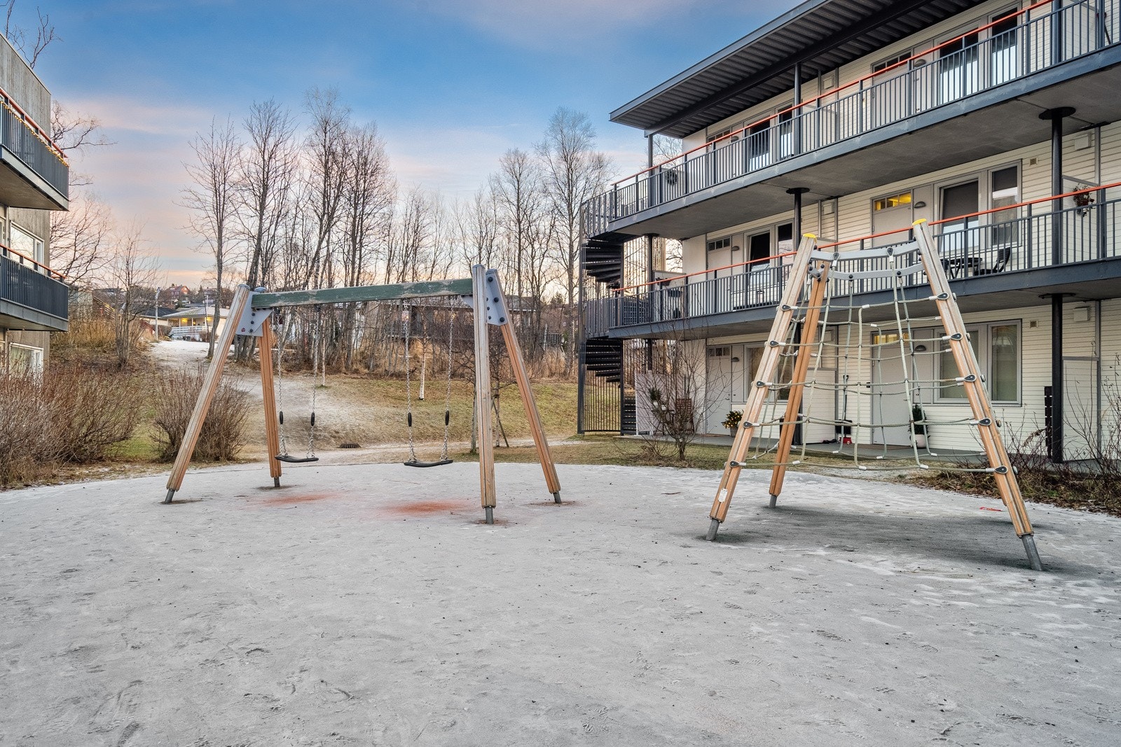 Borettslaget har herlige uteområder med både lekeplass og sittegrupper. Galleribilde