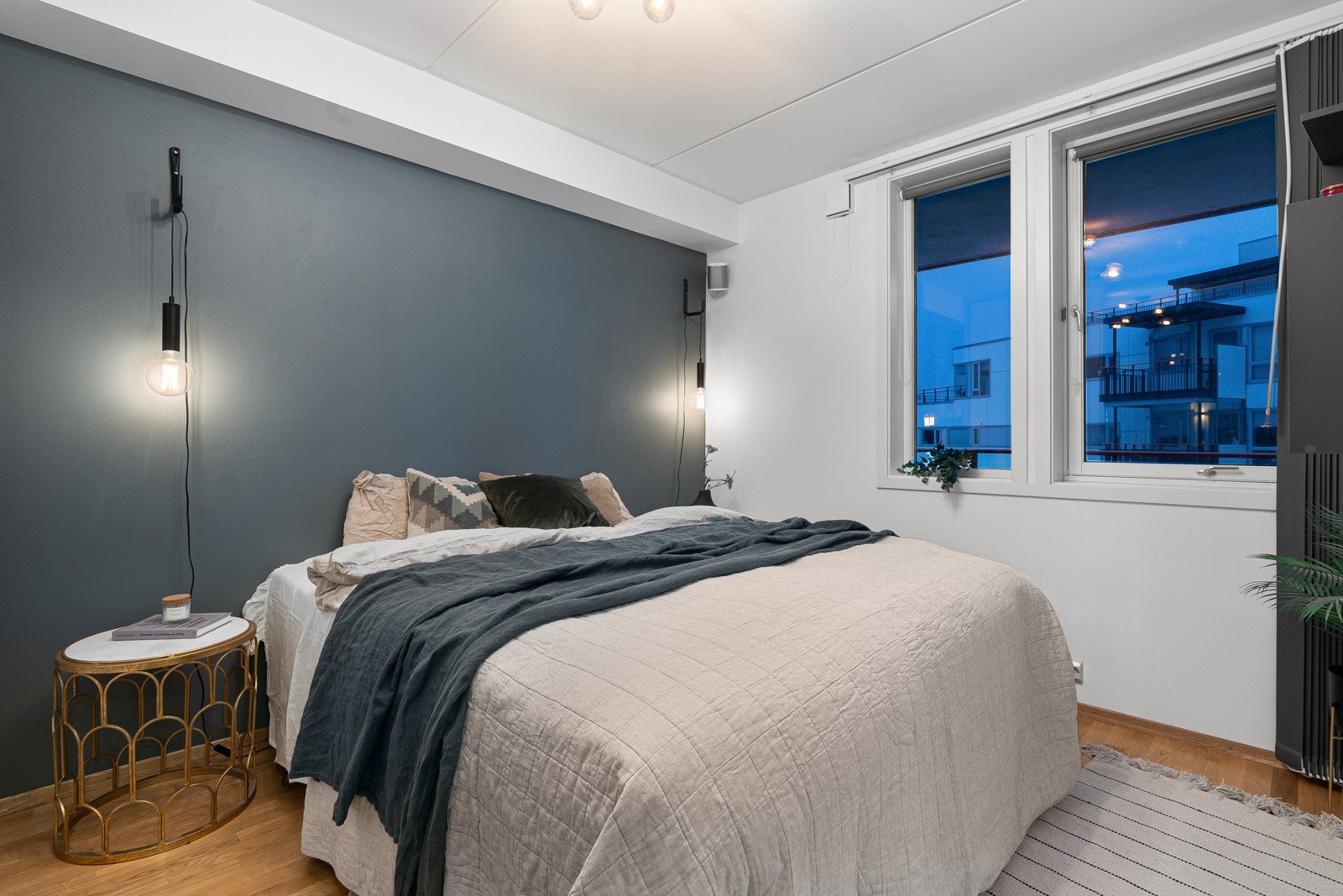 Leiligheten har to gode soverom. Hovedsoverommet har god plass for stor seng med tilhørende nattbord. Galleribilde