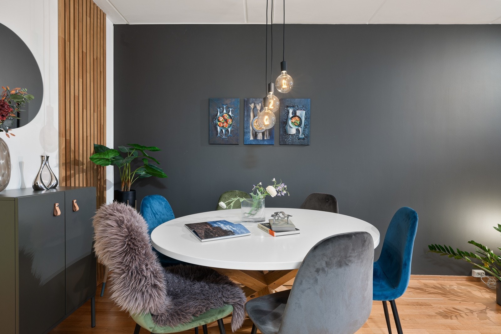 Legg merke til spileveggen som bidrar til å gi rommet et svært fint helhetsinntrykk. Galleribilde