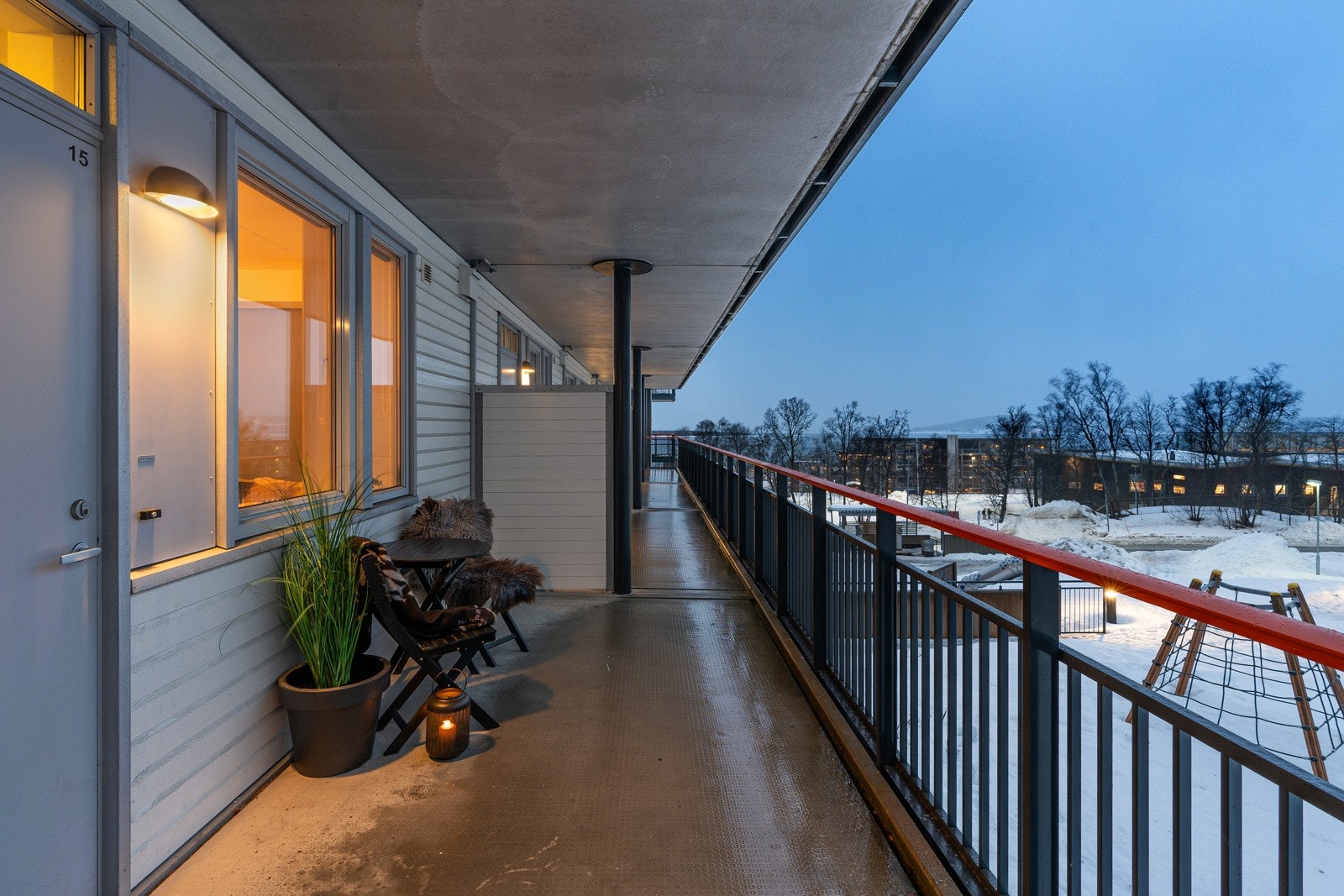 Leiligheten har egen inngang fra svalgangen. Her er det for øvrig nydelig kveldssol og plass for et lite bord med stoler. Galleribilde