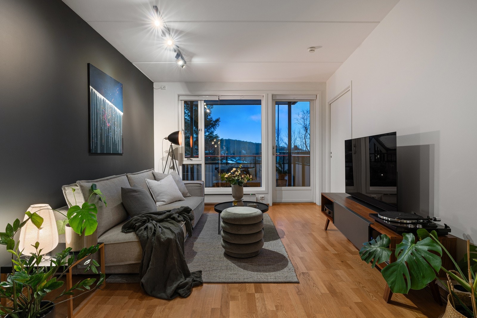 Her er det naturlige soner for både sofagruppe med TV og spisebord. Galleribilde