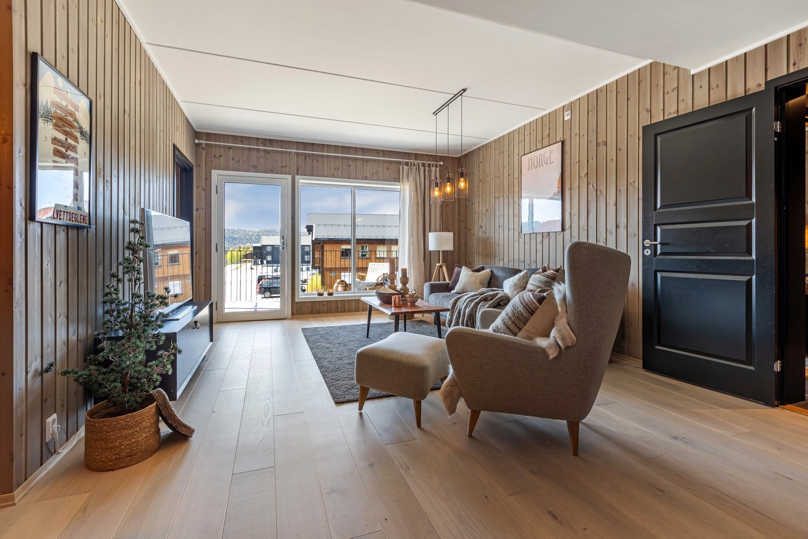 Lys og romslig stue med god plass til både sofamøblement og spisebord i egen krok Galleribilde