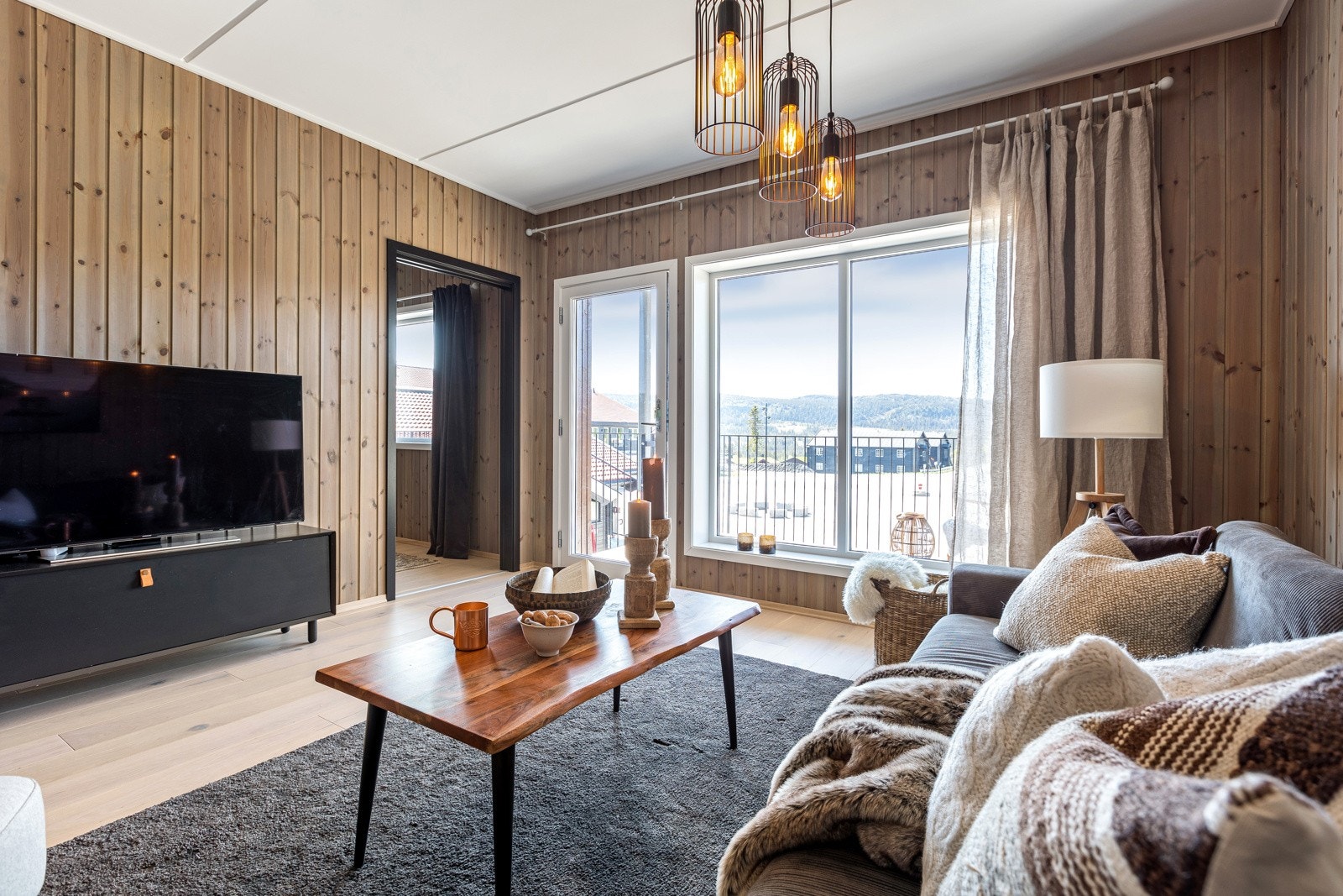 Fra stuen er det utgang til en flott balkong med fin utsikt Galleribilde