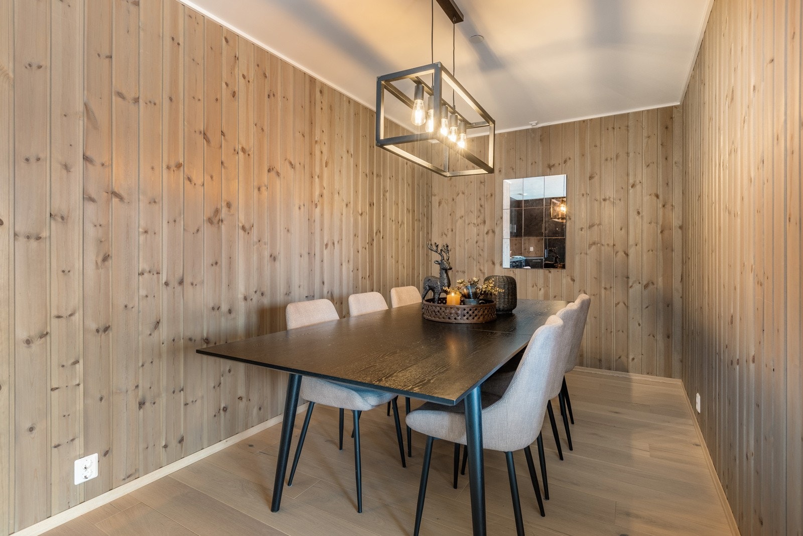 Spisestue i åpen løsning mot kjøkken og stue Galleribilde