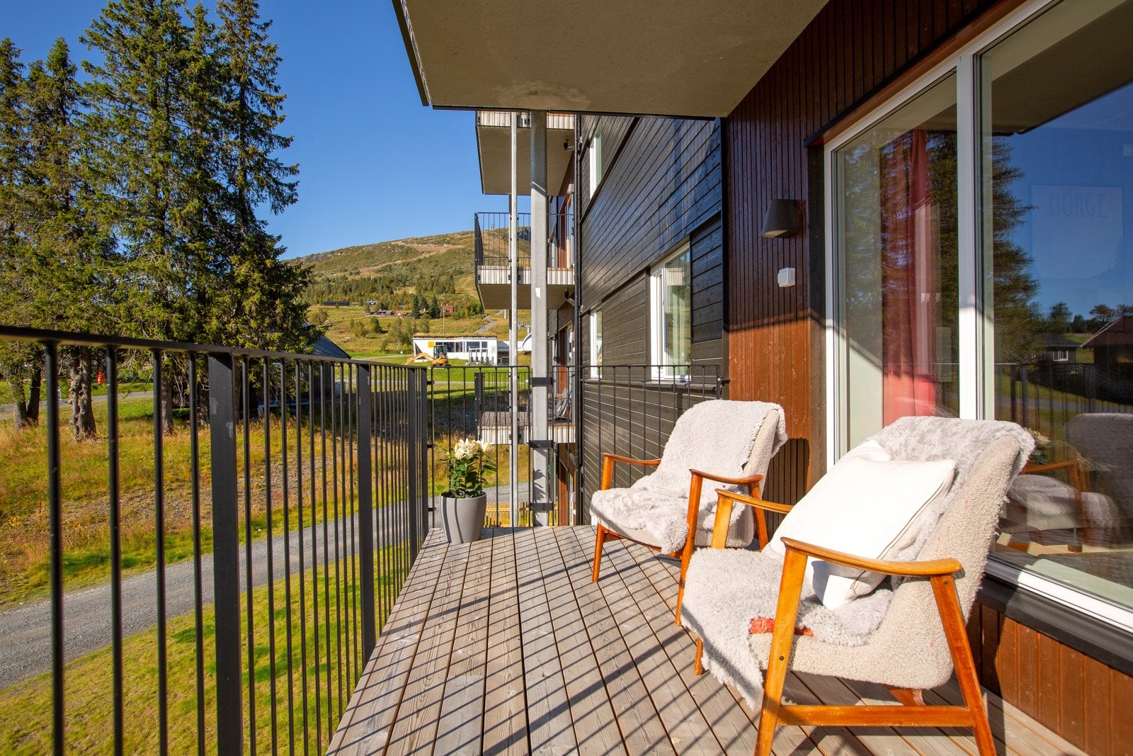 Her har man gangavstand til alt området har å by på! Det er blant annet ski inn/ut til både alpint og langrenn, samt umiddelbar tilgang til den flotte golfbanen Galleribilde