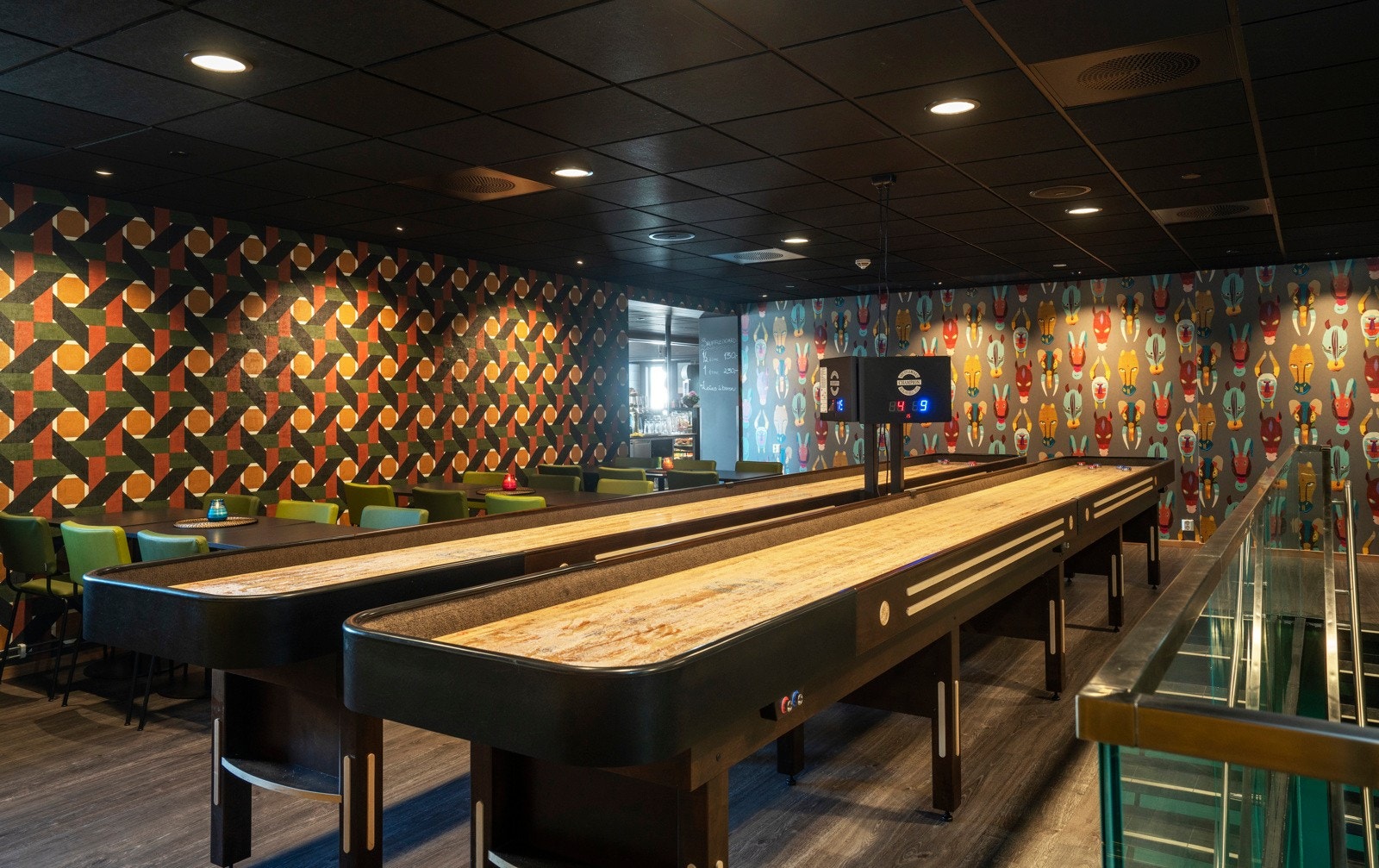 Her finner man også shuffleboard Galleribilde