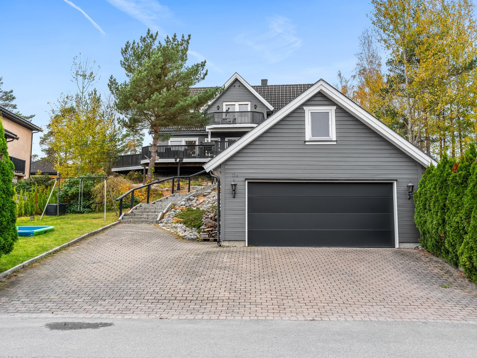 HEVINGEN | Stor og praktisk enebolig med dobbelgarasje | 2 moderne baderom | 4 soverom | Romslig terrasse