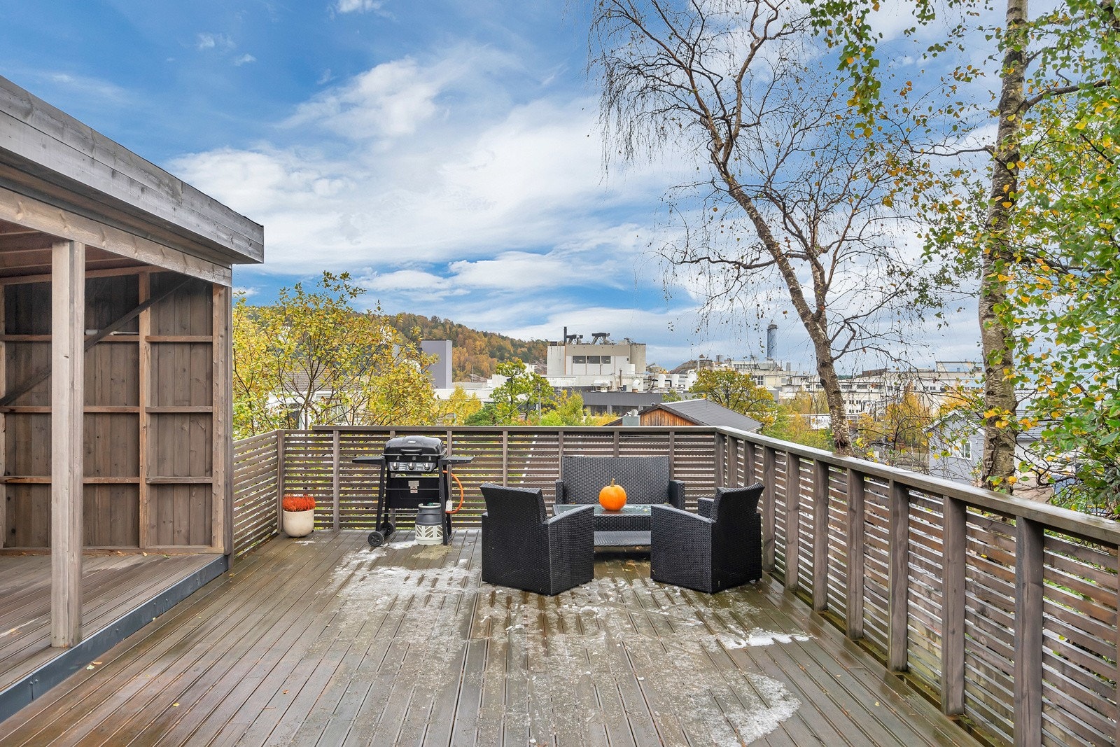 Stor terrasse med adkomst fra stue i 1.etg Galleribilde