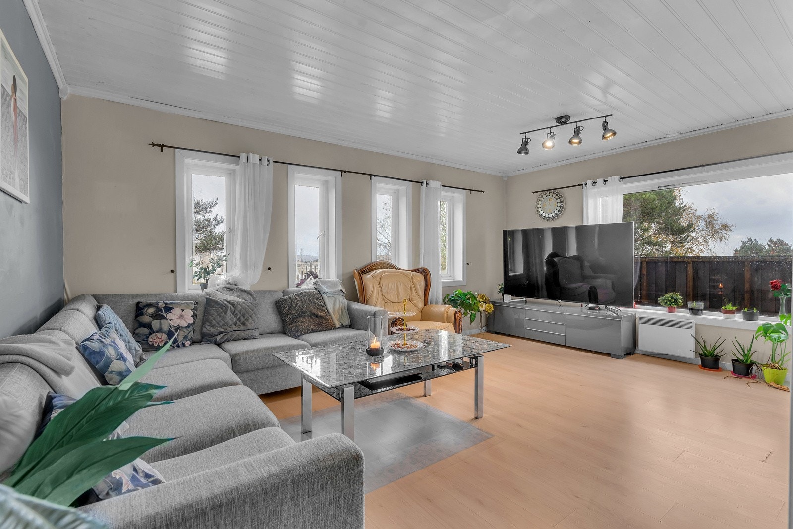 Romslig stue i boligens 2.etg. Utgang fra stuen til balkong Galleribilde