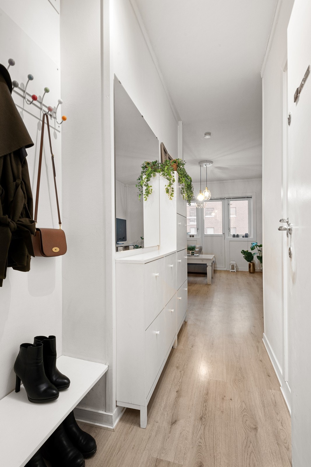 Innbydende gang med skap og plass til yttertøy Galleribilde