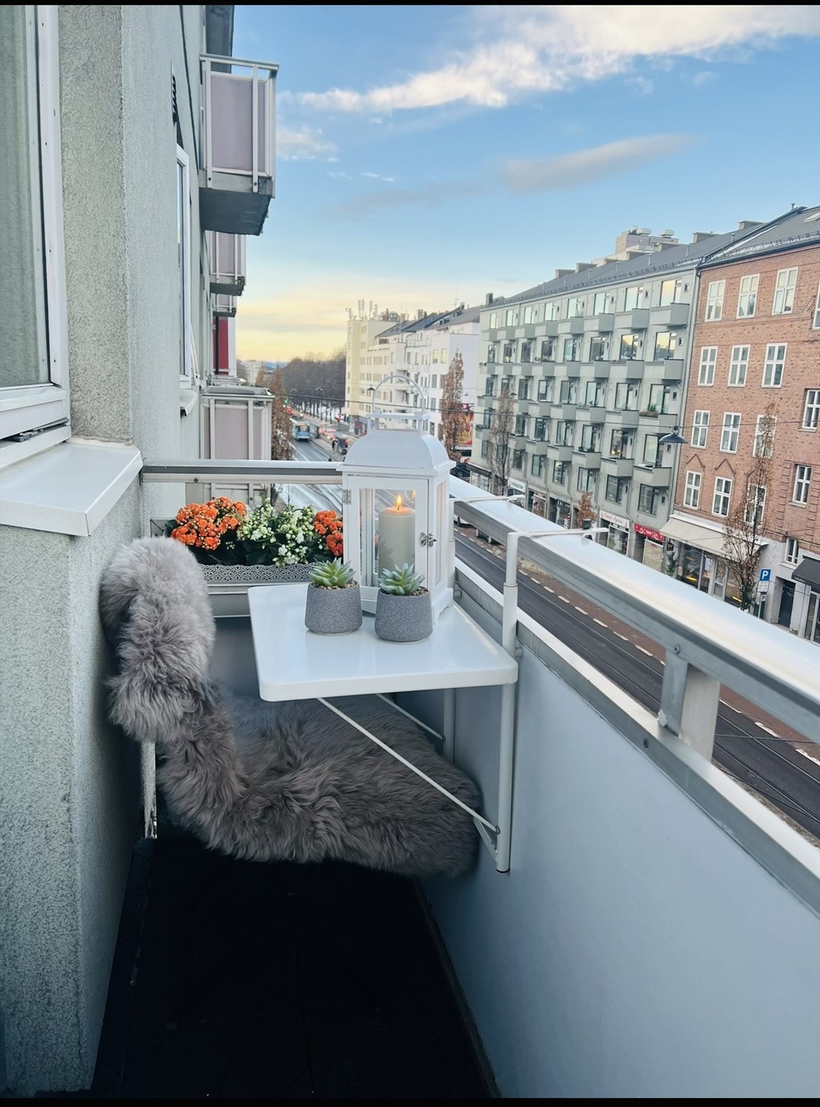 Balkongen har ettermiddagssol og er perfekt for late sommerdager Galleribilde