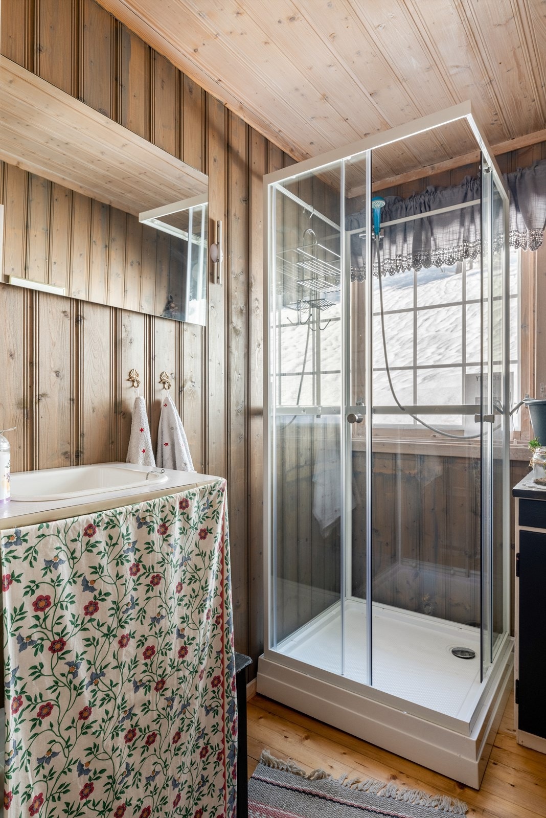 Det er etablert et bad/vaskerom som er utstyrt med benk med servant og speil over vask, og et dusjkabinett. Bygningssakkyndig informerer om at rommet ikke tilfredsstiller kravene til et våtrom. Galleribilde