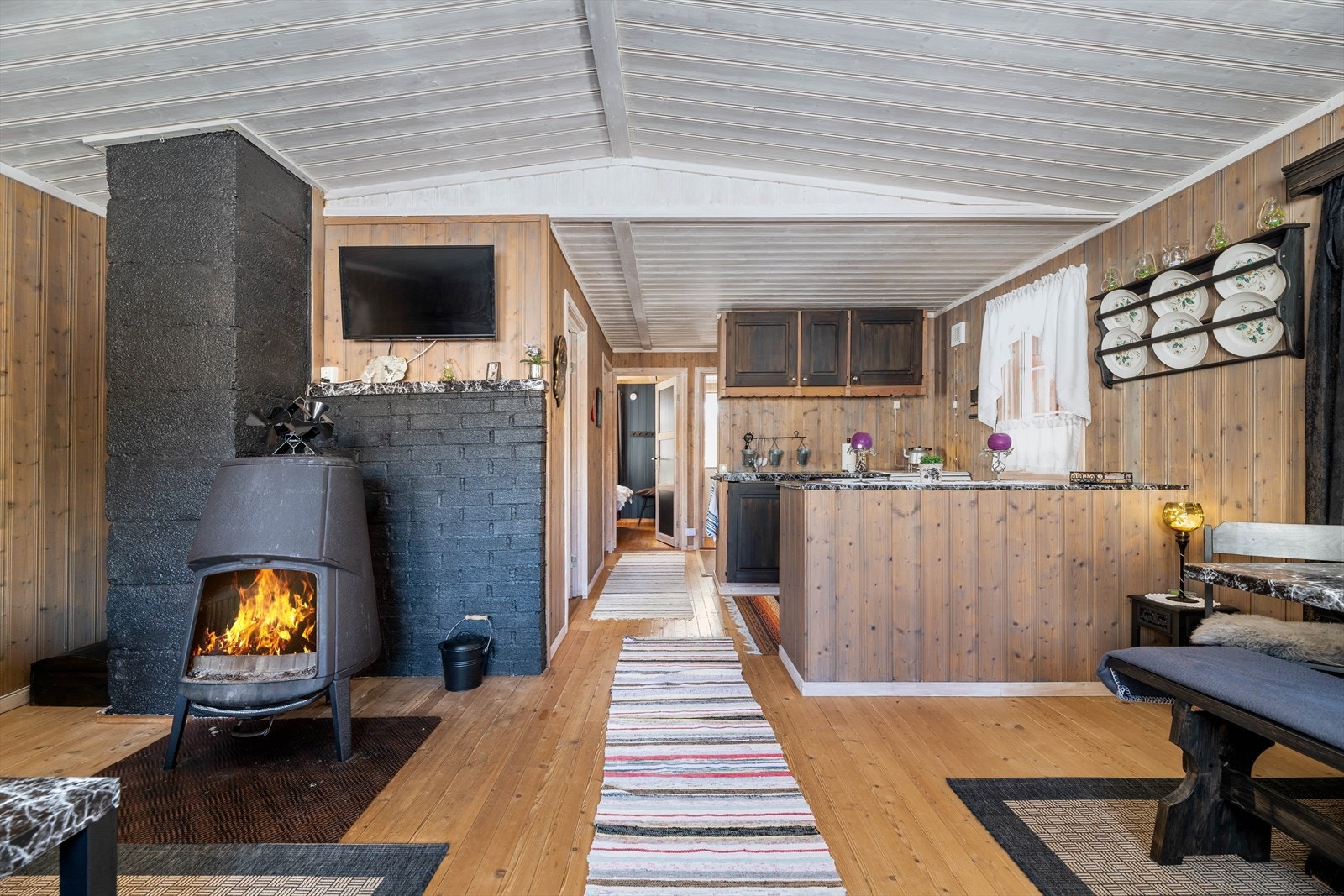 Fin og åpen løsning mellom kjøkken og stue. Galleribilde