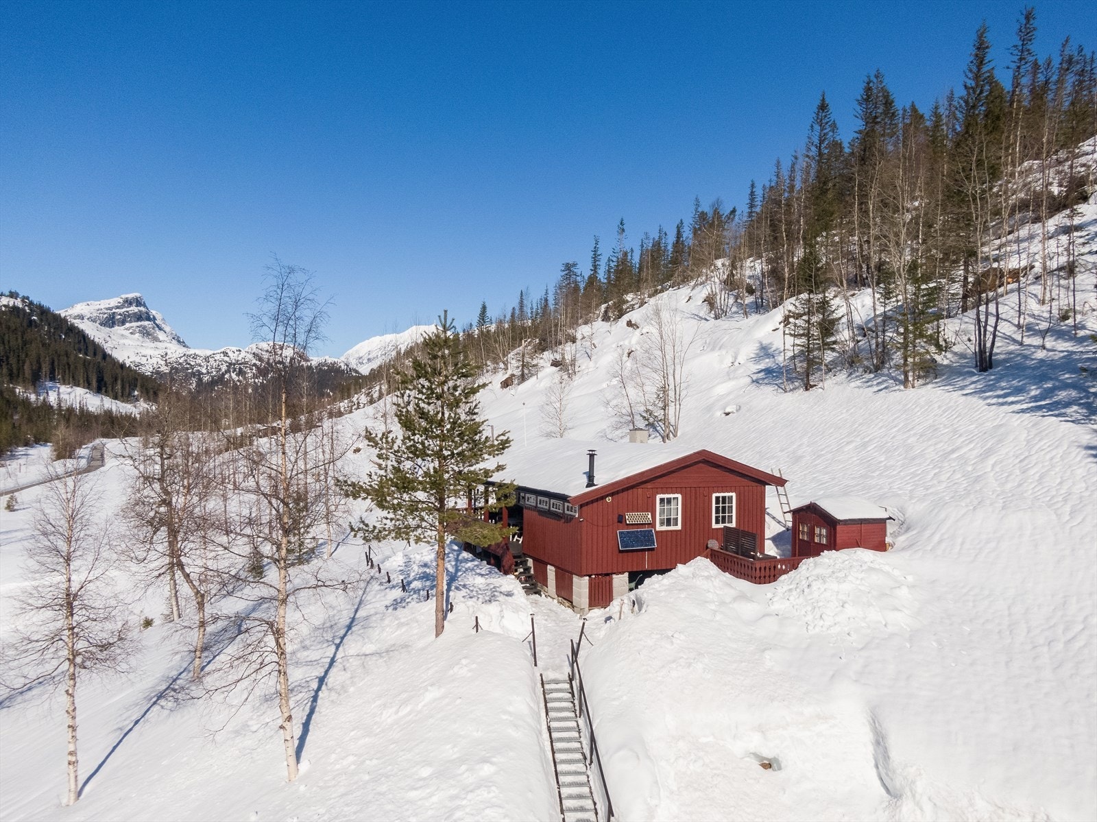 Det er solcelle anlegg, og det elektriske anlegget er basert på 230V på stue, kjøkken og resten på solcelle i følge bygningssakkyndig. Galleribilde