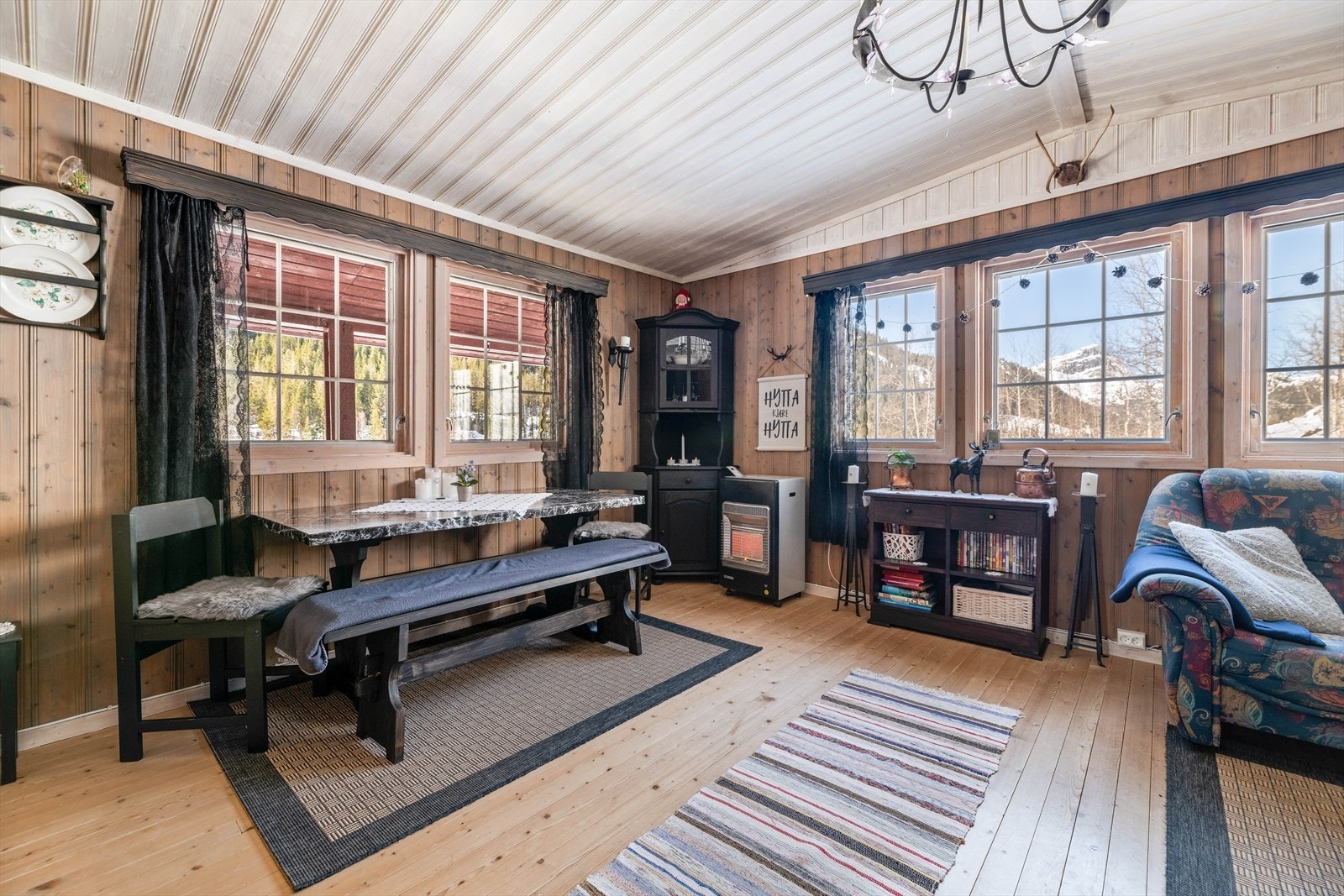 Rommet har gode vindusflater som gir flott utsyn. Galleribilde