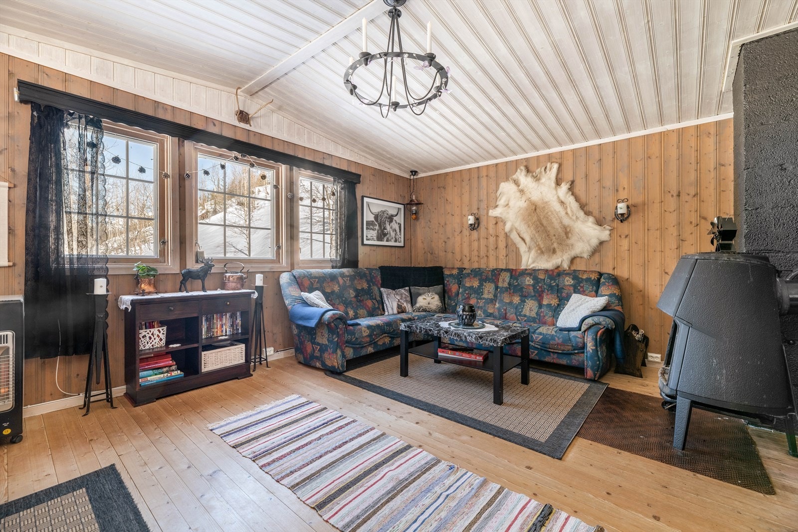 Hyttas stue har fin plass til både sofagruppe og spisestue, og har overflater med lune fargevalg som gir hytta et koselig preg. Galleribilde