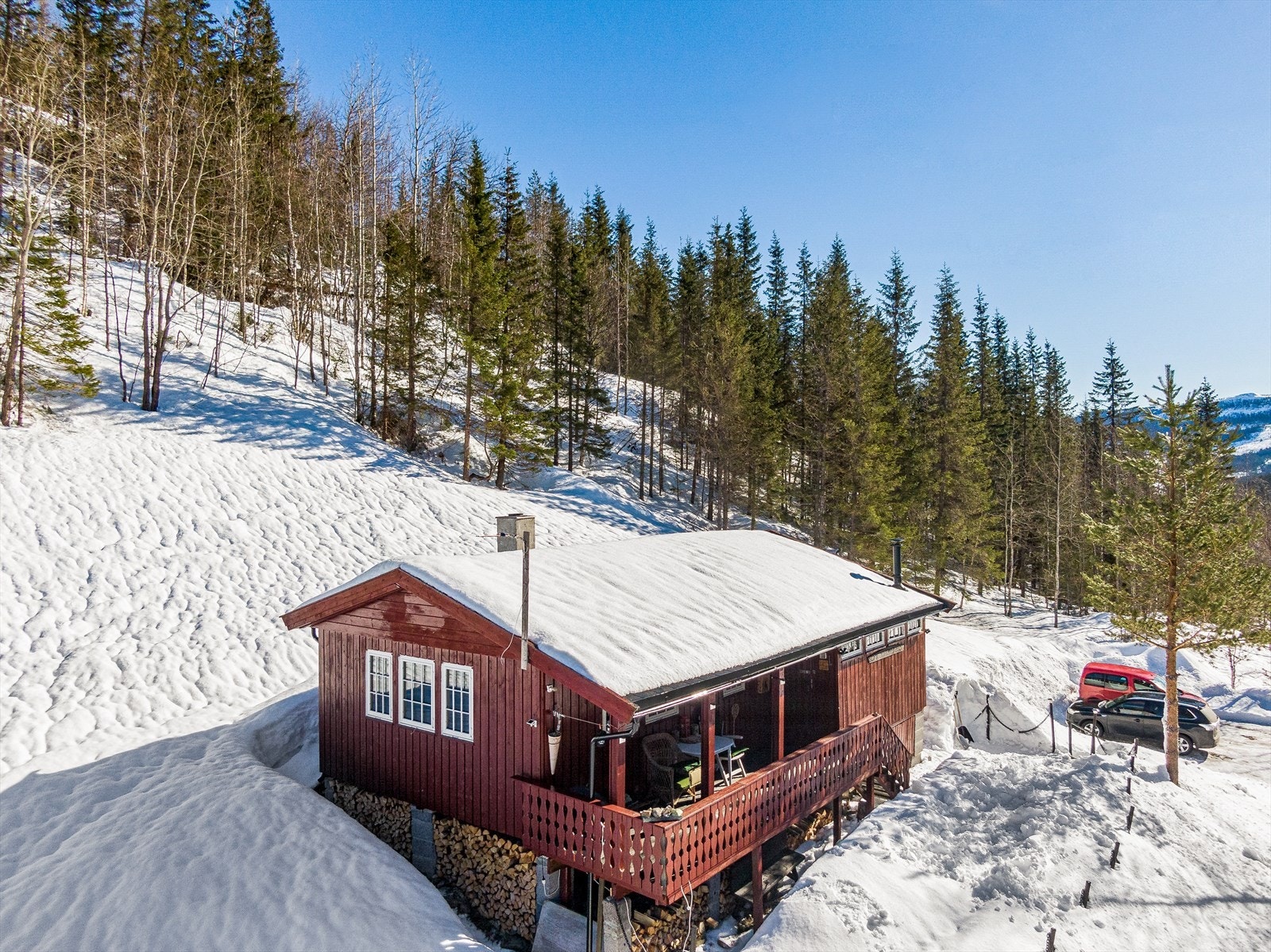 Det er lagt ny shingel på utvendig tak, etter en liten lekkasje på det ene soverommet. Galleribilde