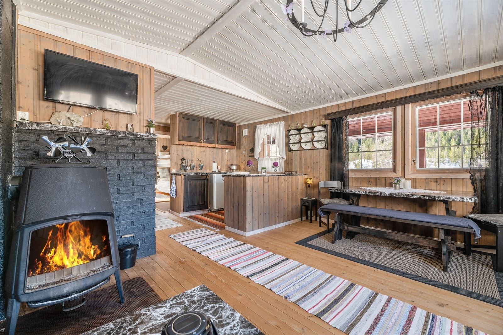 Luftig takhøyde i stuen som gir en god romfølelse. Galleribilde