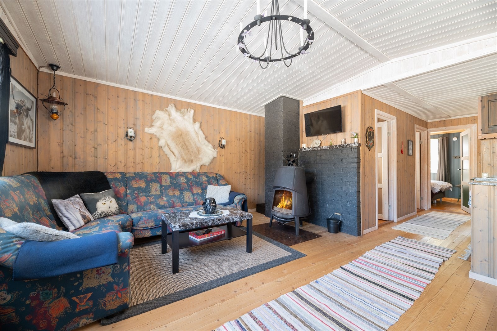 Det er vedovn som gir god varme, hvor bygningssakkyndig anbefaler å legge en dekkende plate på gulv også under ovnen inn mot brannmur. Galleribilde