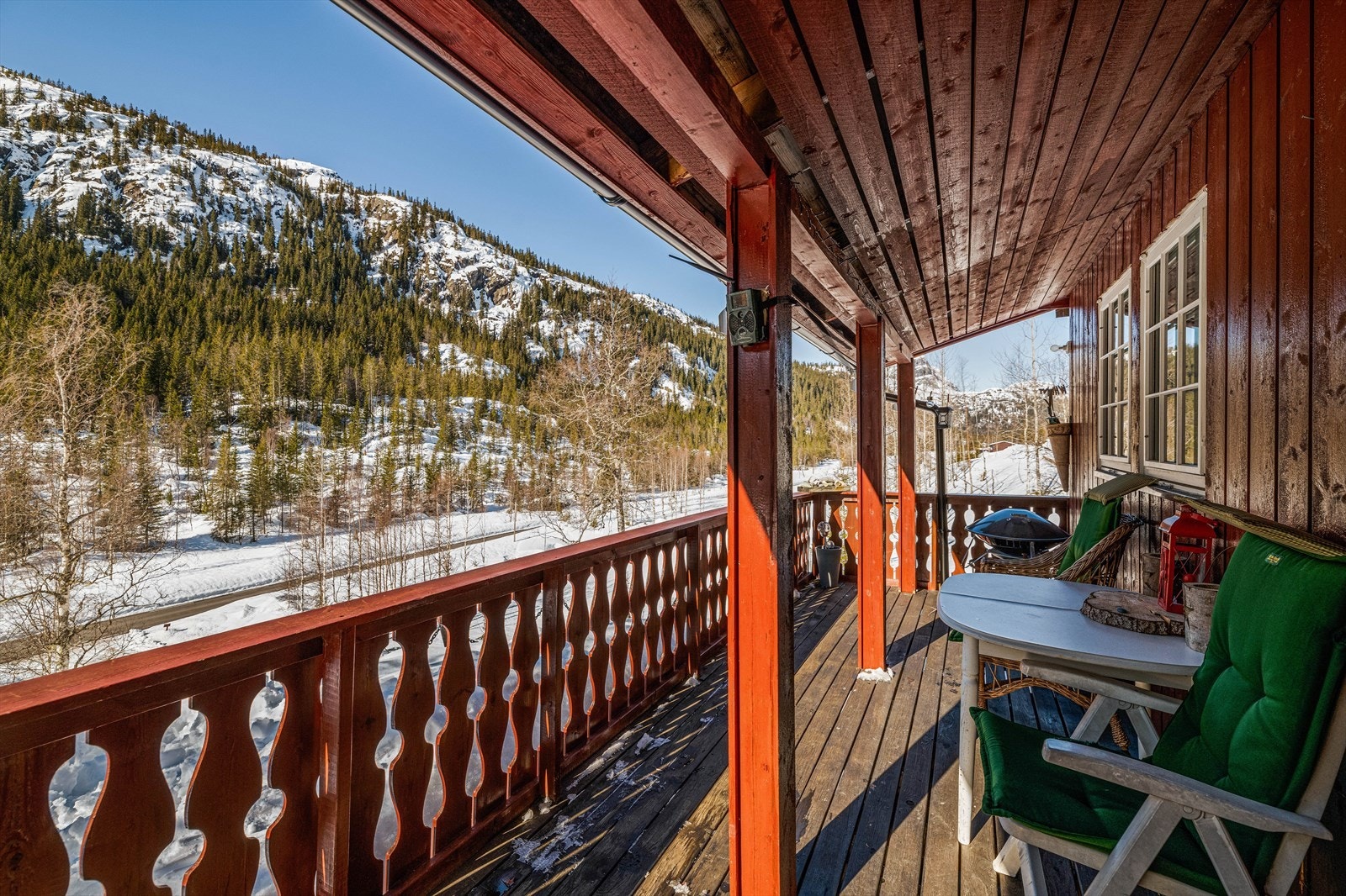 Frittliggende hytte i naturskjønne omgivelser hvor innvendige overflater har blitt oppgradert i nyere tid og hytta fremstår innbydende, lun og koselig. Galleribilde