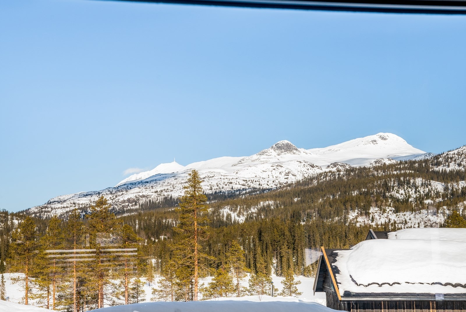 Utsikt fra stuevinduet mot de vakre fjellområdene i nærheten. Galleribilde