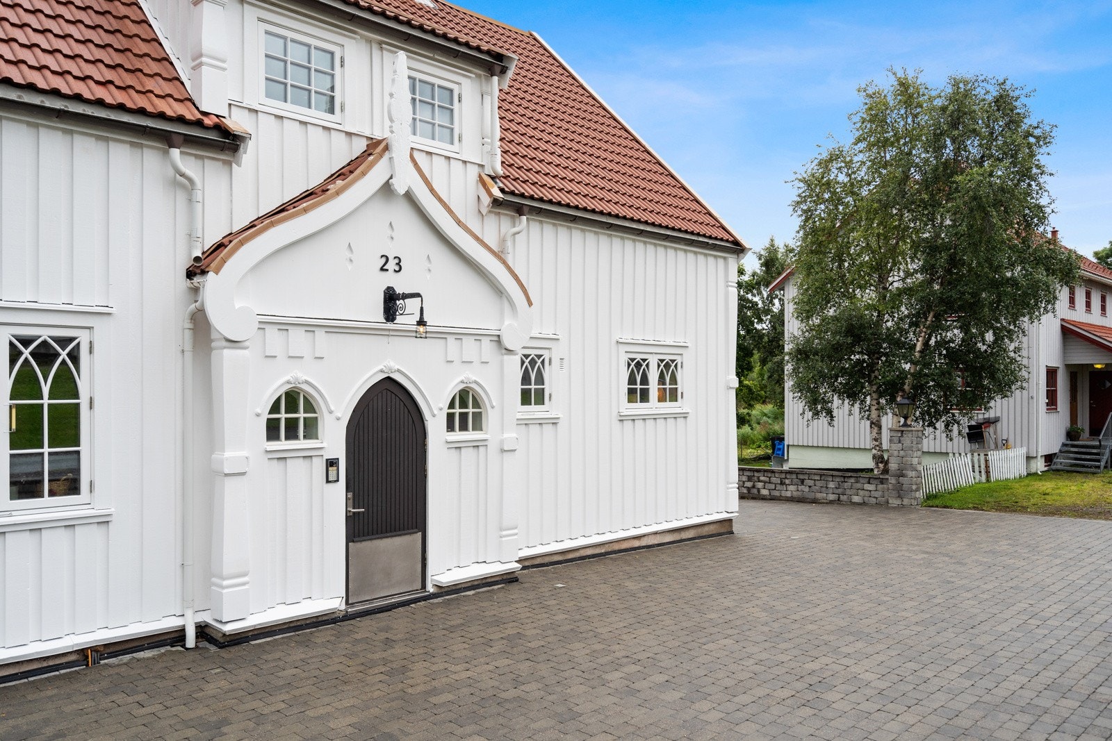 Se den kule ytterdøren som snart åpner seg slik at dere får se boligen innvendig. Galleribilde
