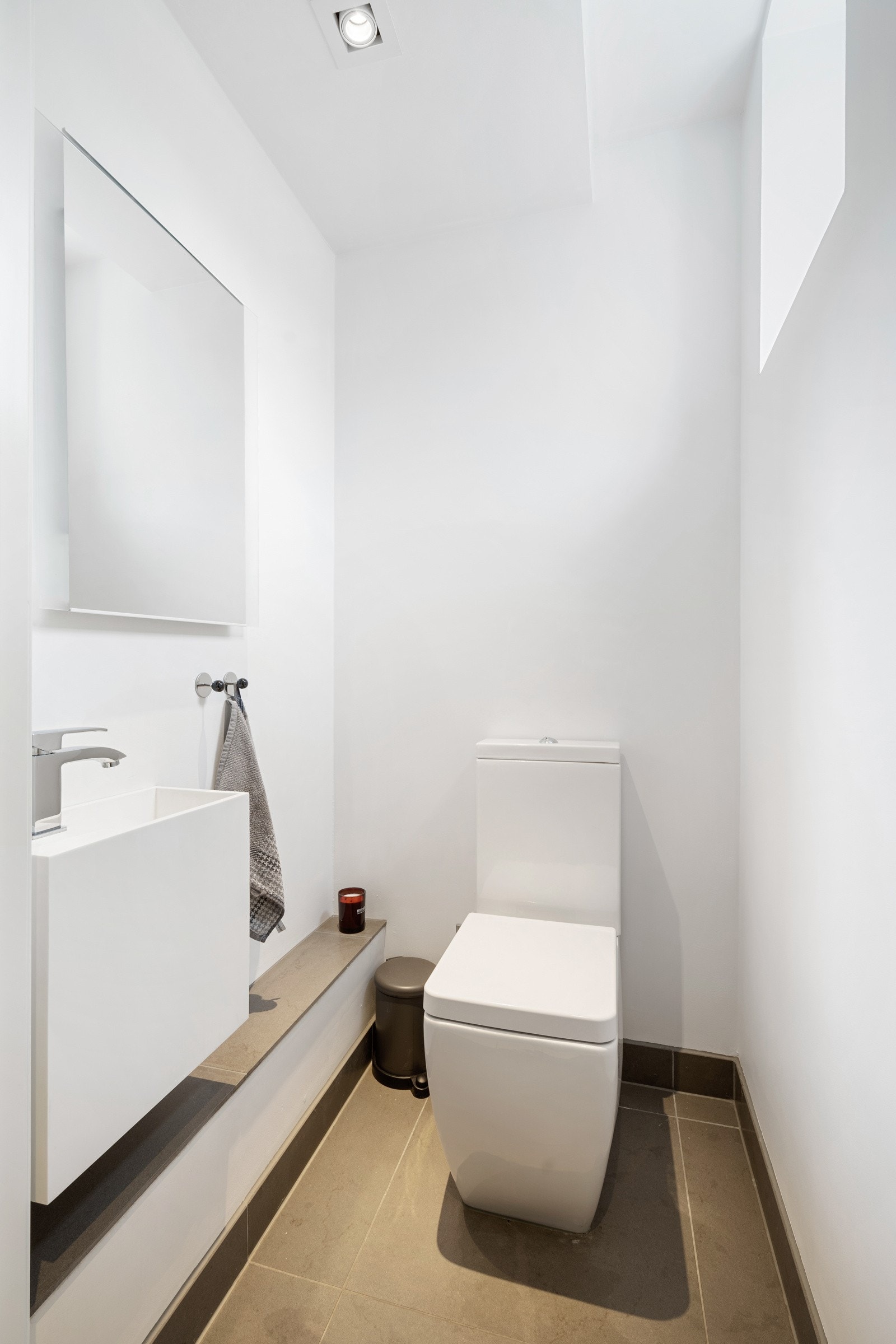 Rett innenfor døren ligger dette stilige toalettrommet som har designtoalett. Galleribilde