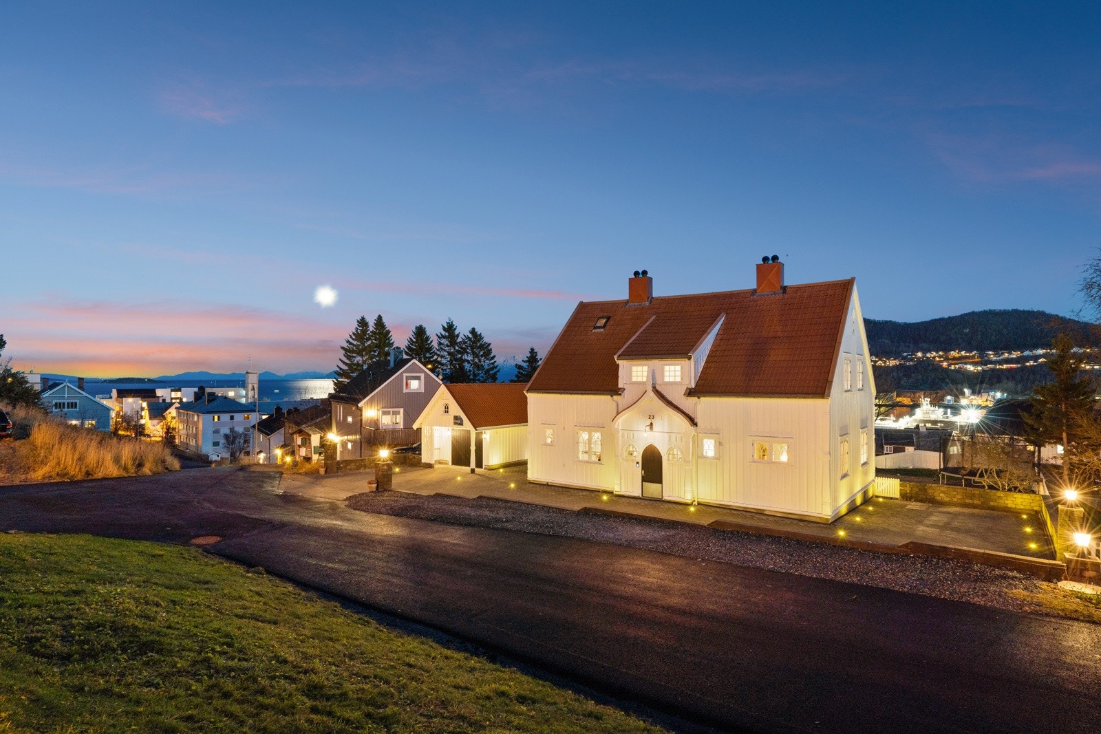 Velkommen til en meget gjennomført villa med nydelig beliggenhet.. Galleribilde