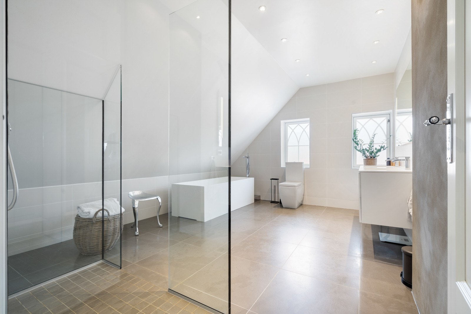 ... nyte det fantastiske badet mens man dusjer. Galleribilde