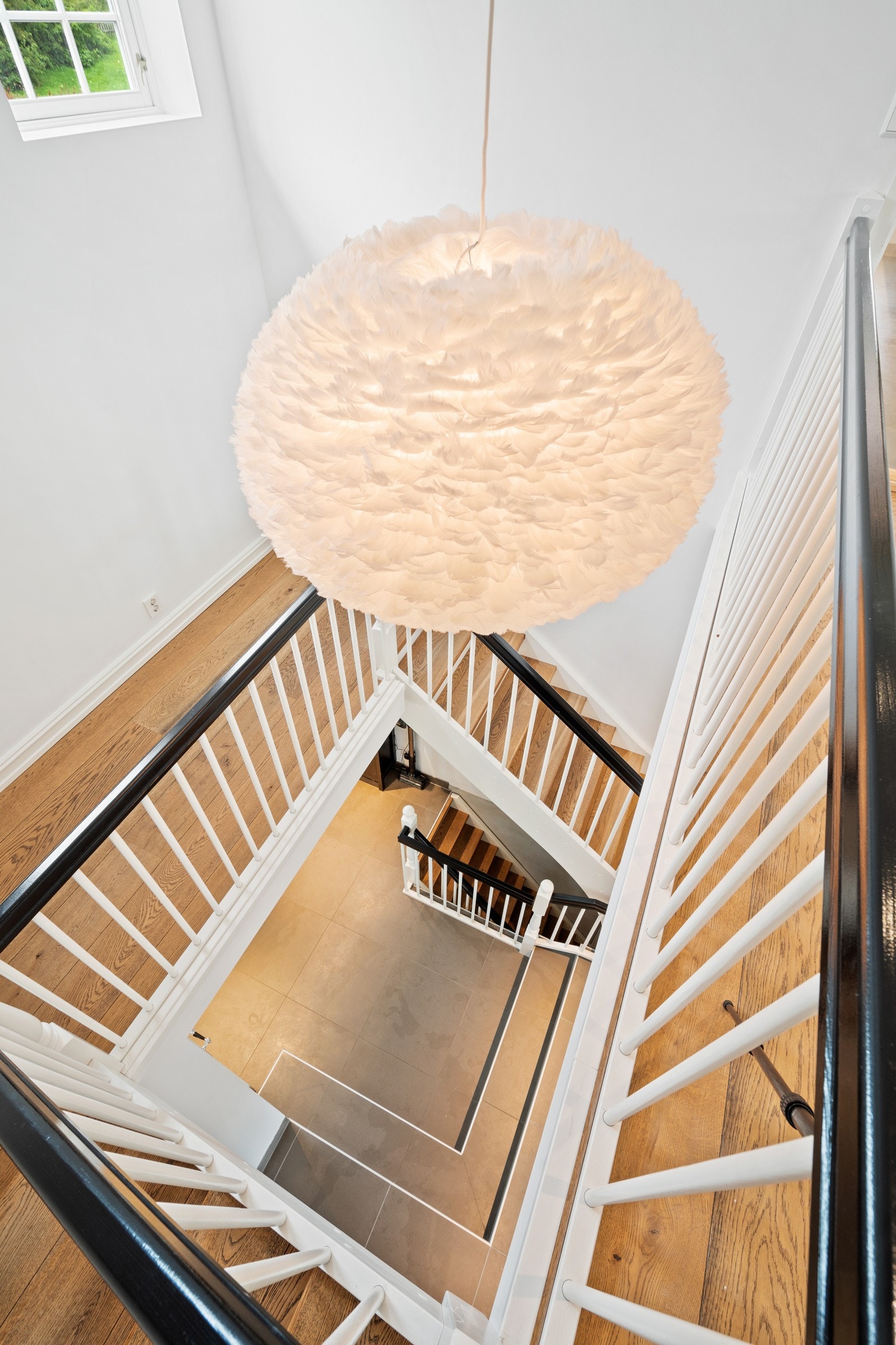 Vi går trappen helt ned i kjelleretasjen som er innredet like lekkert. Galleribilde
