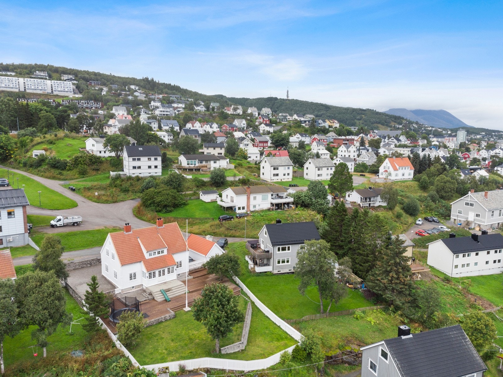 Dronebilde av eiendommen som er pent inngjerdet. Her kan barna leke i trygge omgivelser. Galleribilde