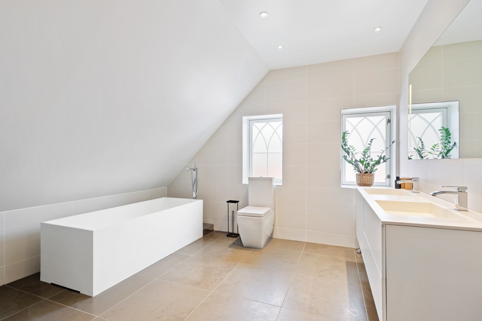 Badet i denne etasjen er smakfullt innredet og er meget romslig. Galleribilde