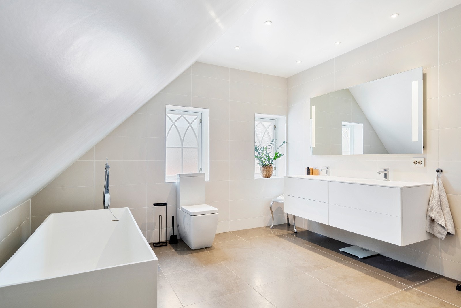 Her er ingenting overlatt til tilfeldighetene. Designbadekar med frittstående armatur, ... Galleribilde