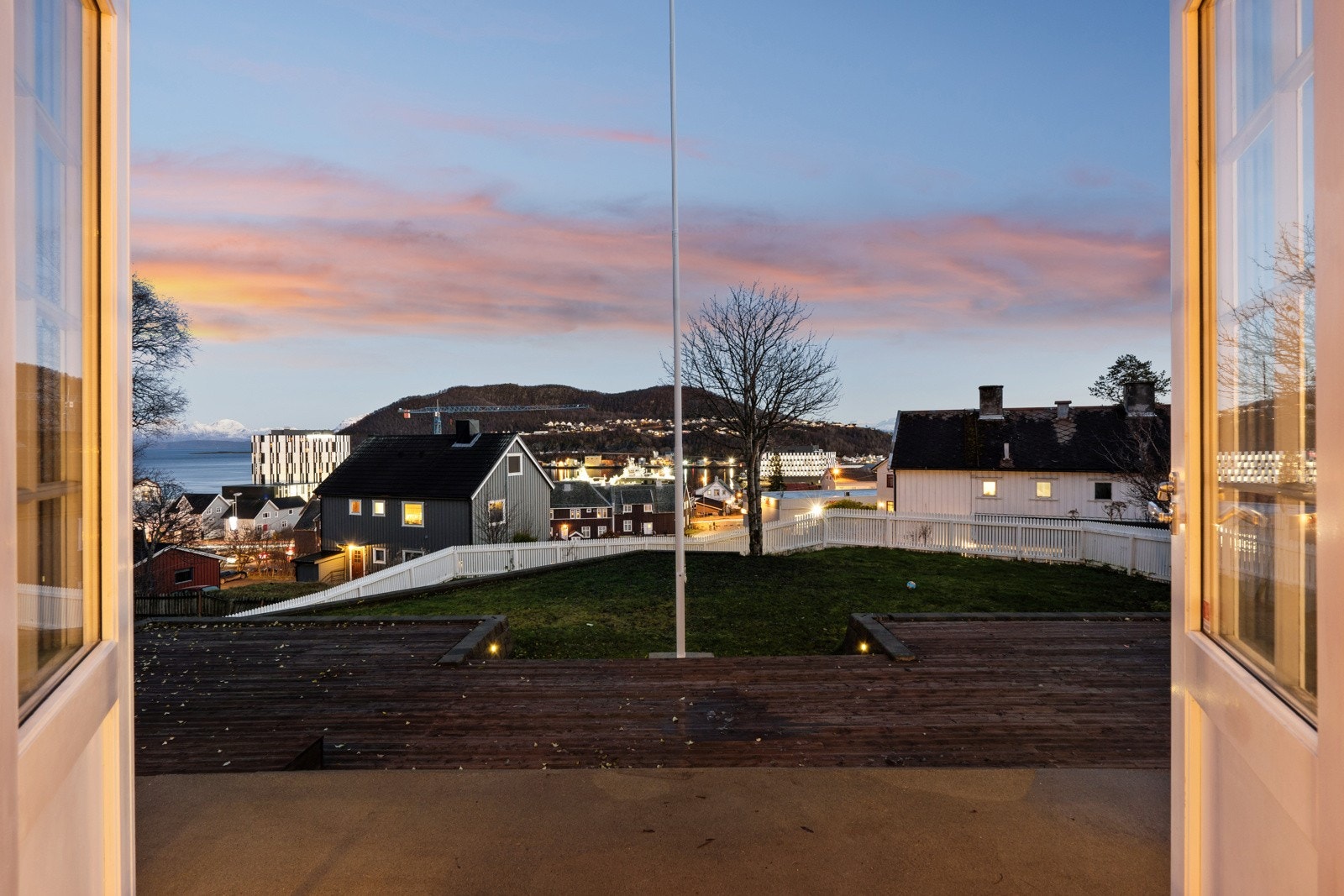 Gjør dere klar til en liten tur ut. Det er en stor terrasse, herskapelig flaggstang... Galleribilde