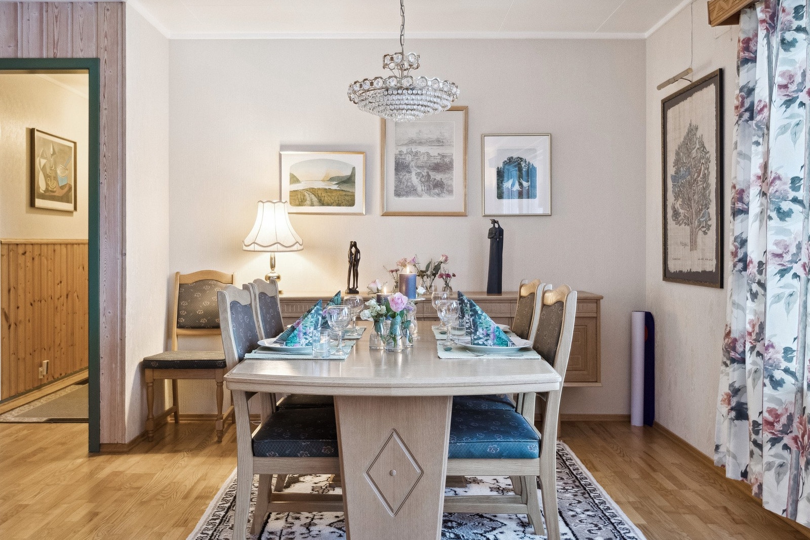 God plass for spisegruppe på stue. Galleribilde
