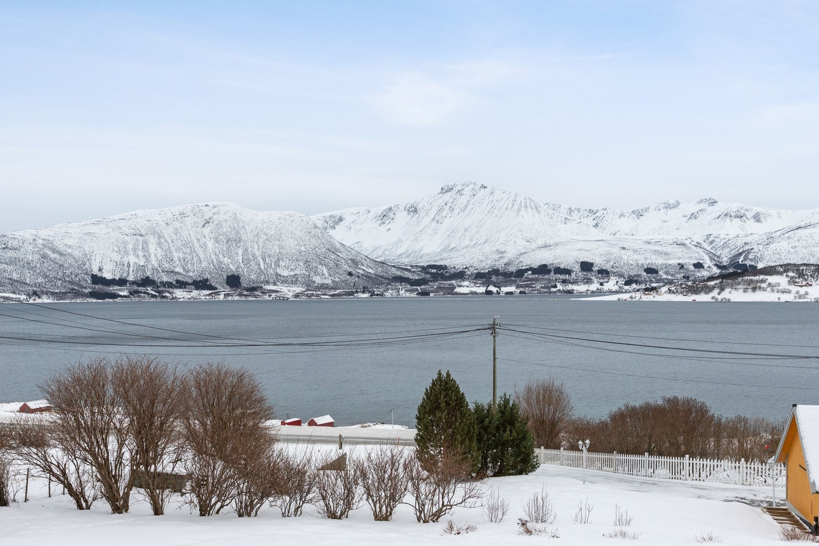 Flott utsikt mot Middagstinden og Kveøya fra stuevindu. Galleribilde