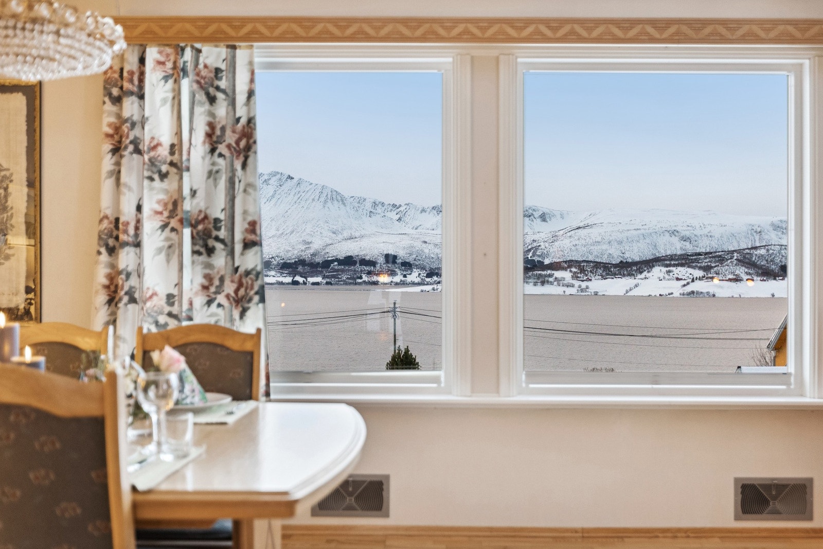 Utsikt fra spisegruppe ut mot fjorden. Galleribilde