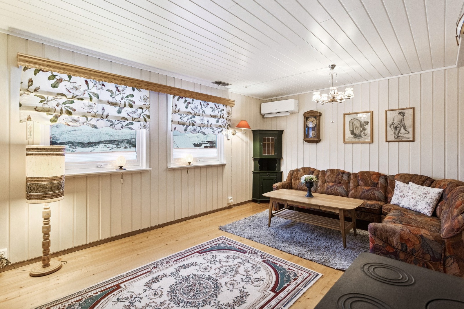 Kjellerstue med varmepumpe og vedfyring. Galleribilde
