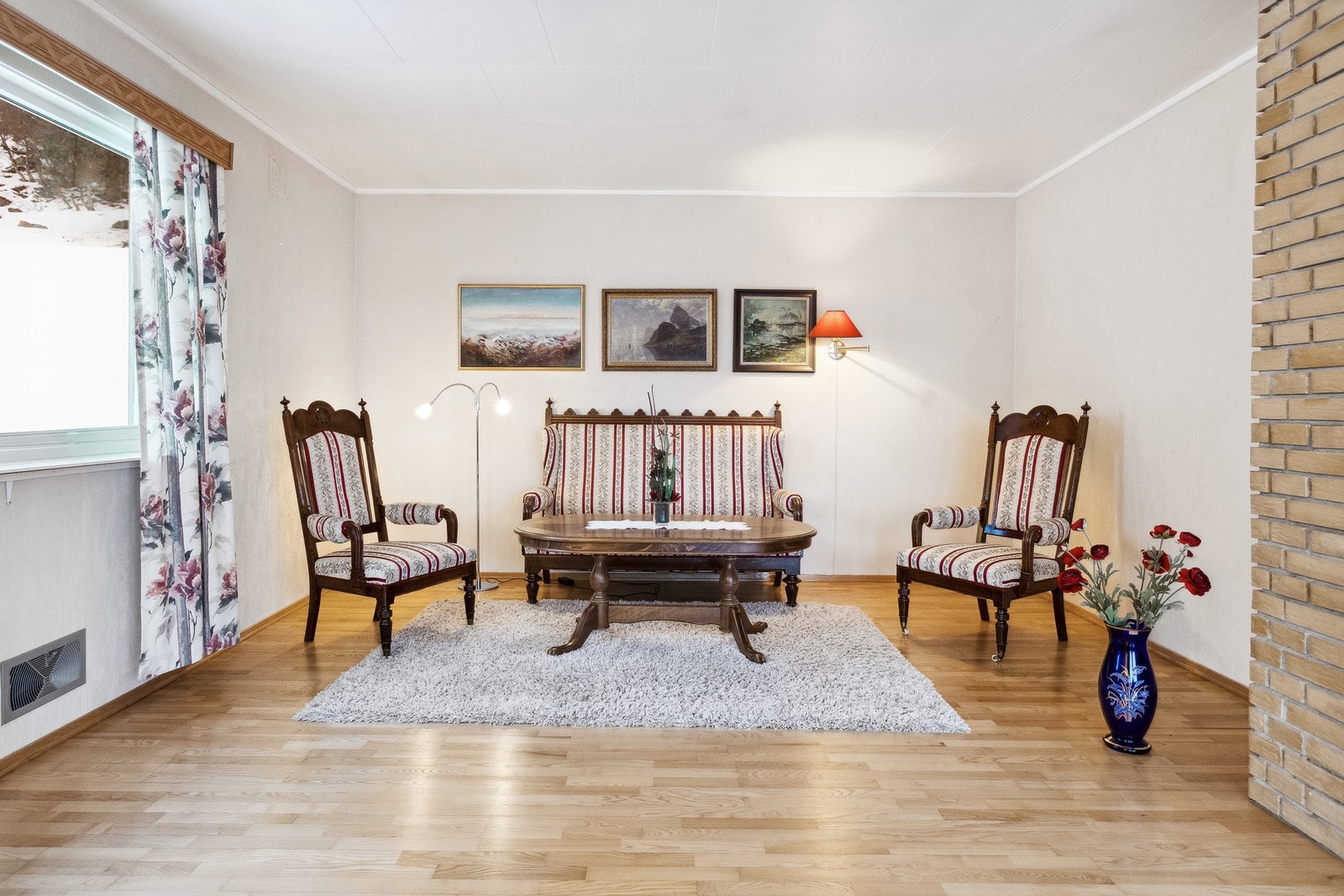 God plass for flere sittegrupper på stue. Galleribilde
