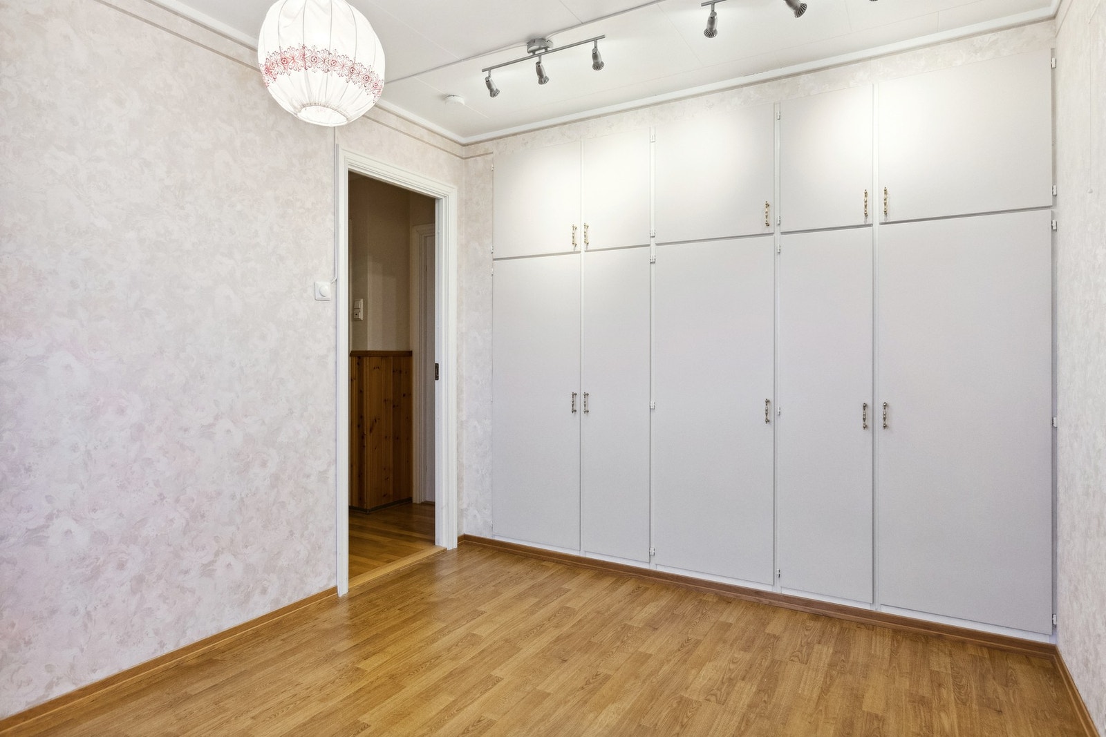 Godt med lagringsplass i innebygd garderobeskap. Galleribilde