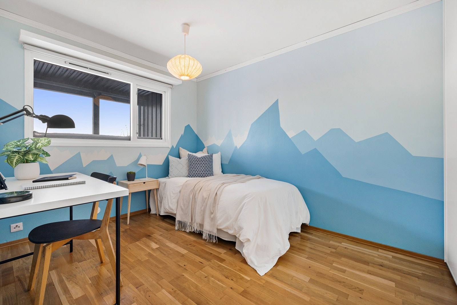 I underetasjen er det 2 godkjente soverom, samt en bod som brukes som soverom. Boligen er byggemeldt med 3 soverom, hvorav en del av stuen i 1. etasje var ett soverom.() Galleribilde