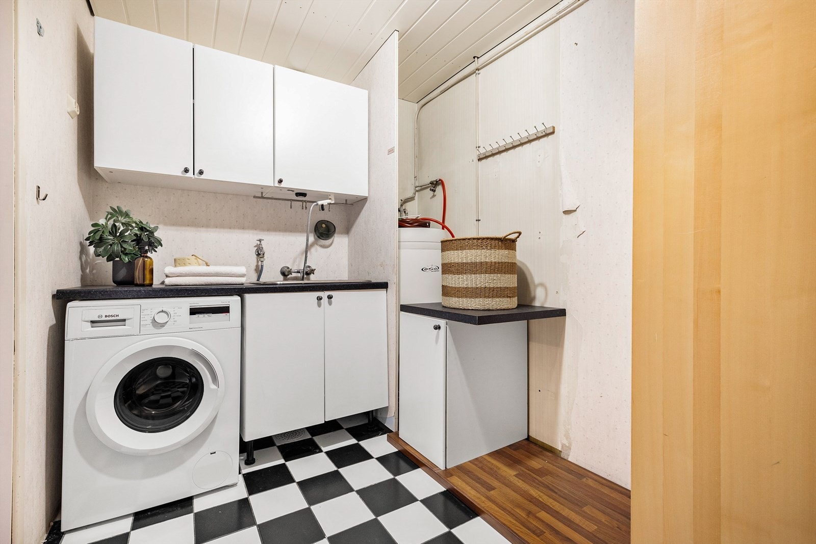 Eldre vaskerom med god oppbevaringsplass og opplegg for vaskemaskin.() Galleribilde