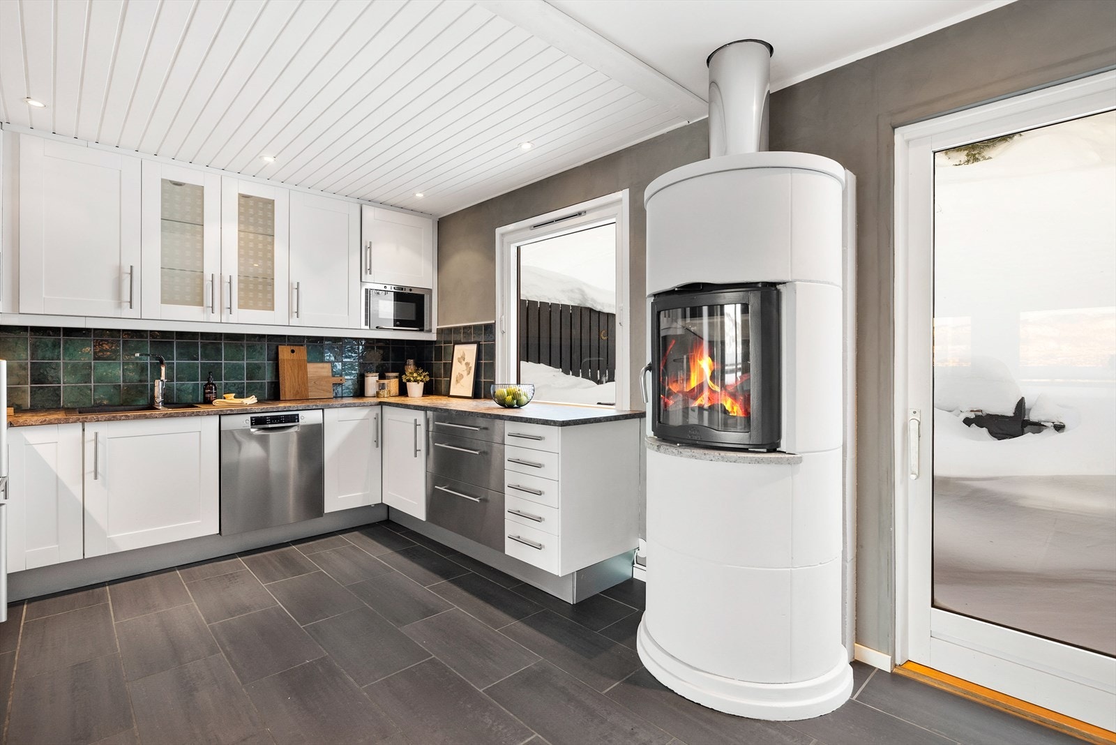 Peisen sørger for ekstra varme og god stemning på kjølige dager. () Galleribilde