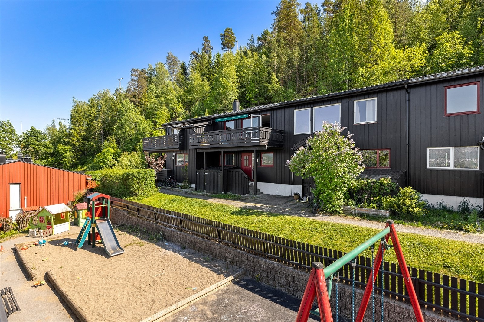 Lekeplass ligger rett nedenfor boligen. Galleribilde