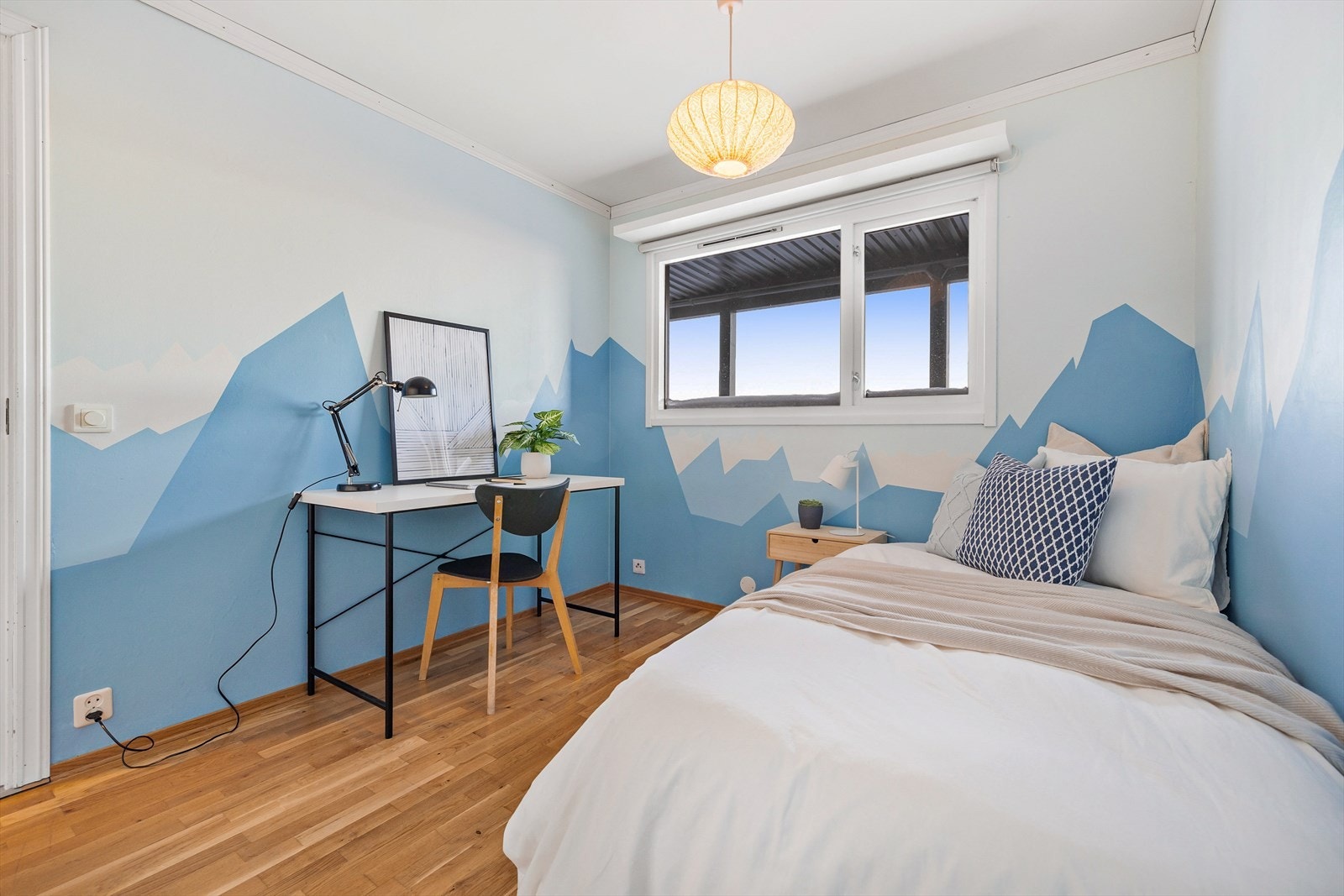 Soverom 1 er av god størrelse med plass til dobbeltseng og tilhørende nattbord.() Galleribilde