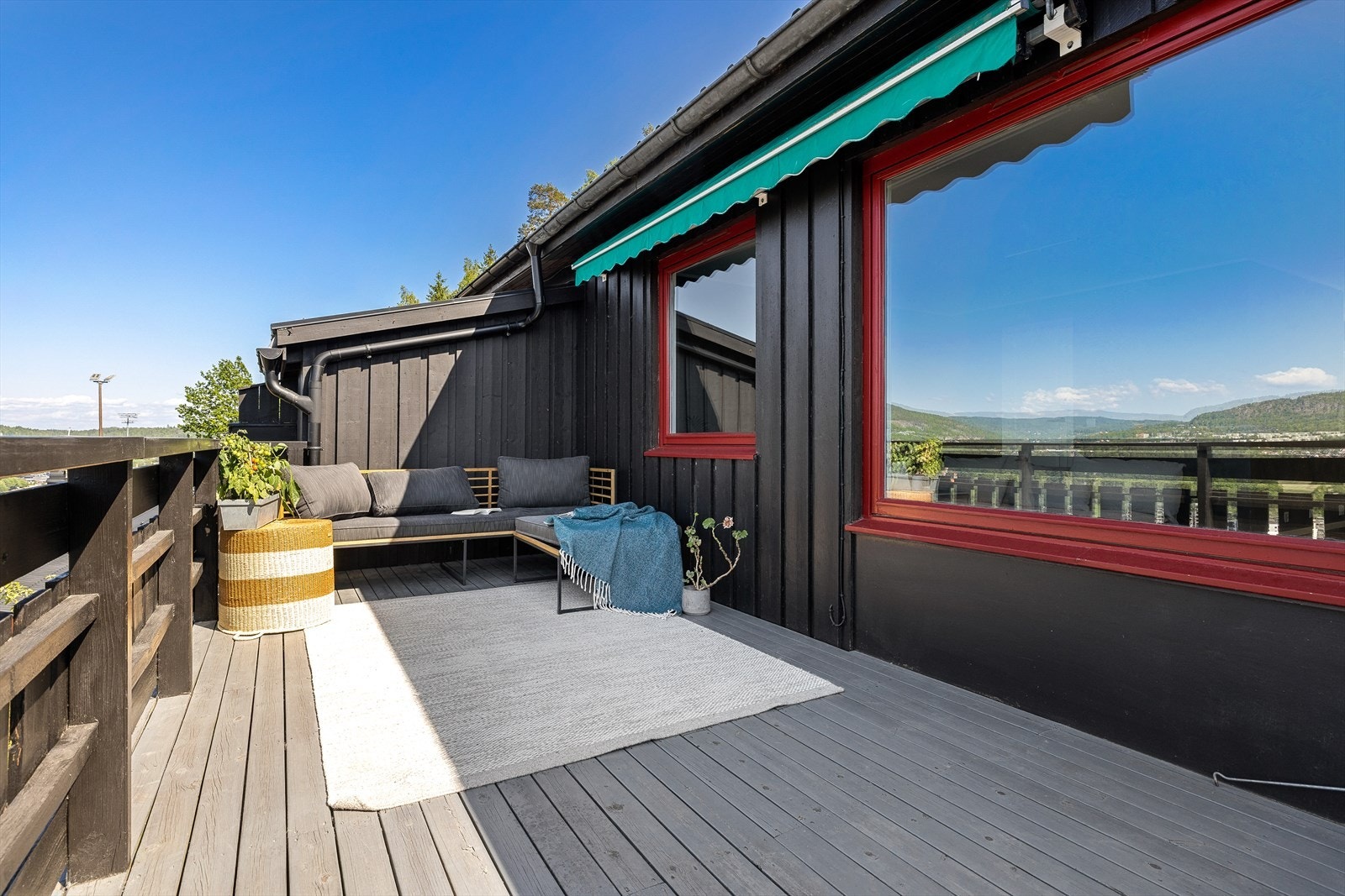 Det er uteplasser på begge sider av boligen hvilket gir en ekstra romlig følelse. Galleribilde