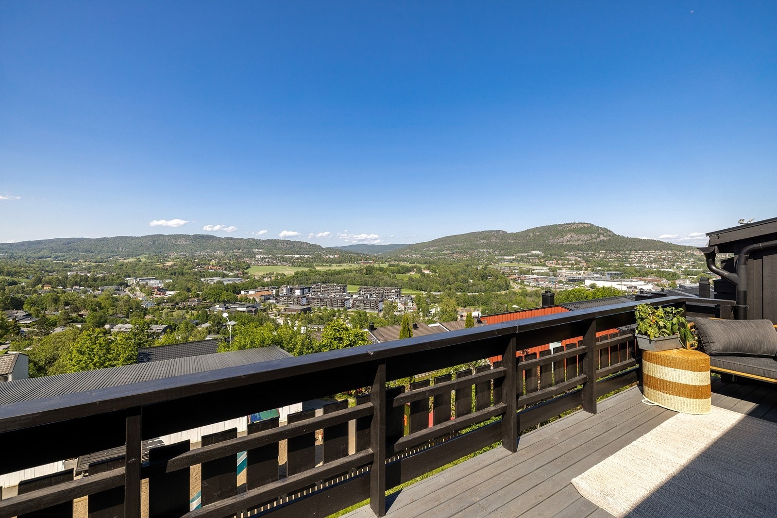 Velkommen til Kirkerudkleiva 16 - Rekkehus over to plan med nydelig utsikt og fine uteplasser! Galleribilde