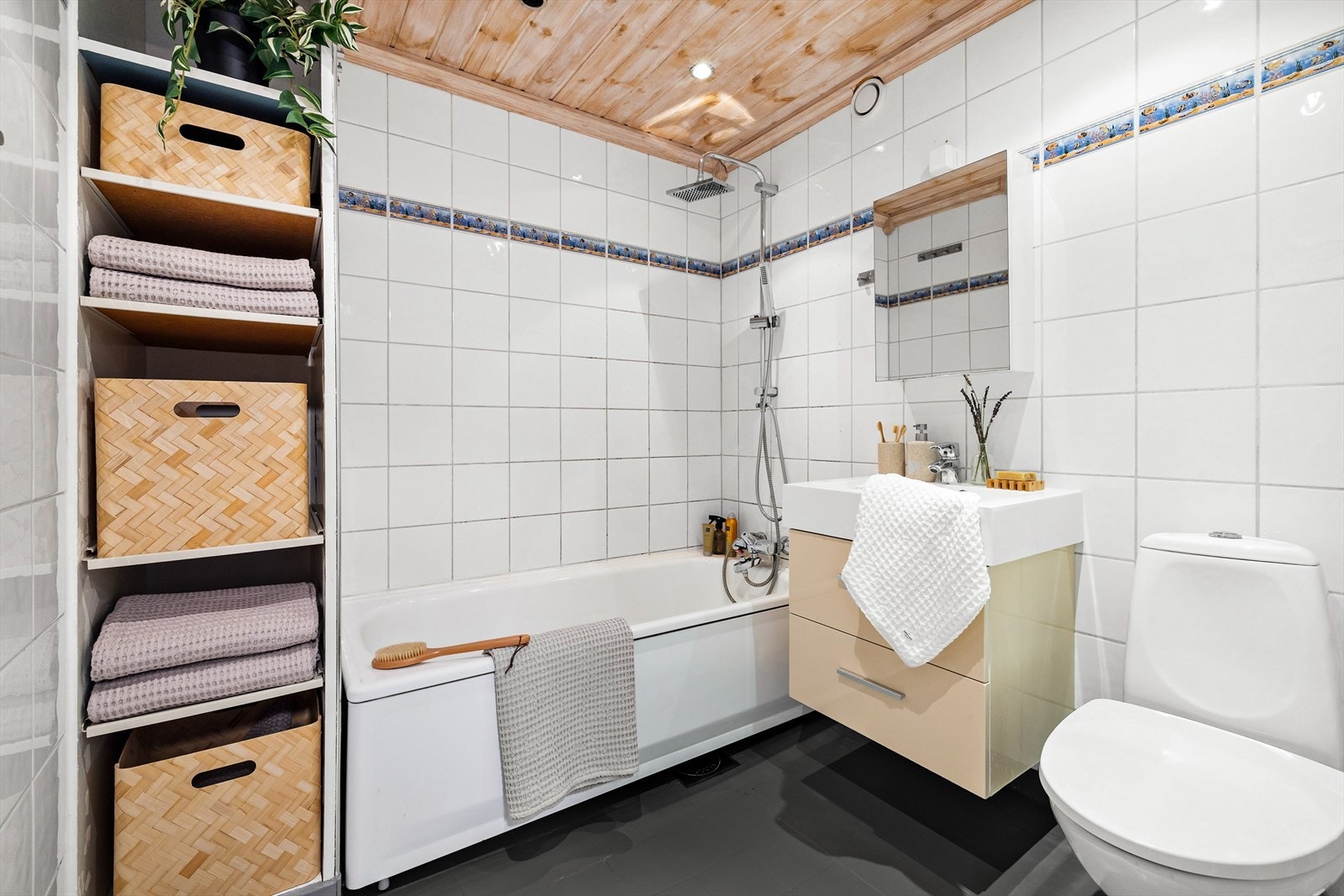 Eldre bad i underetasjen med badekar.() Galleribilde