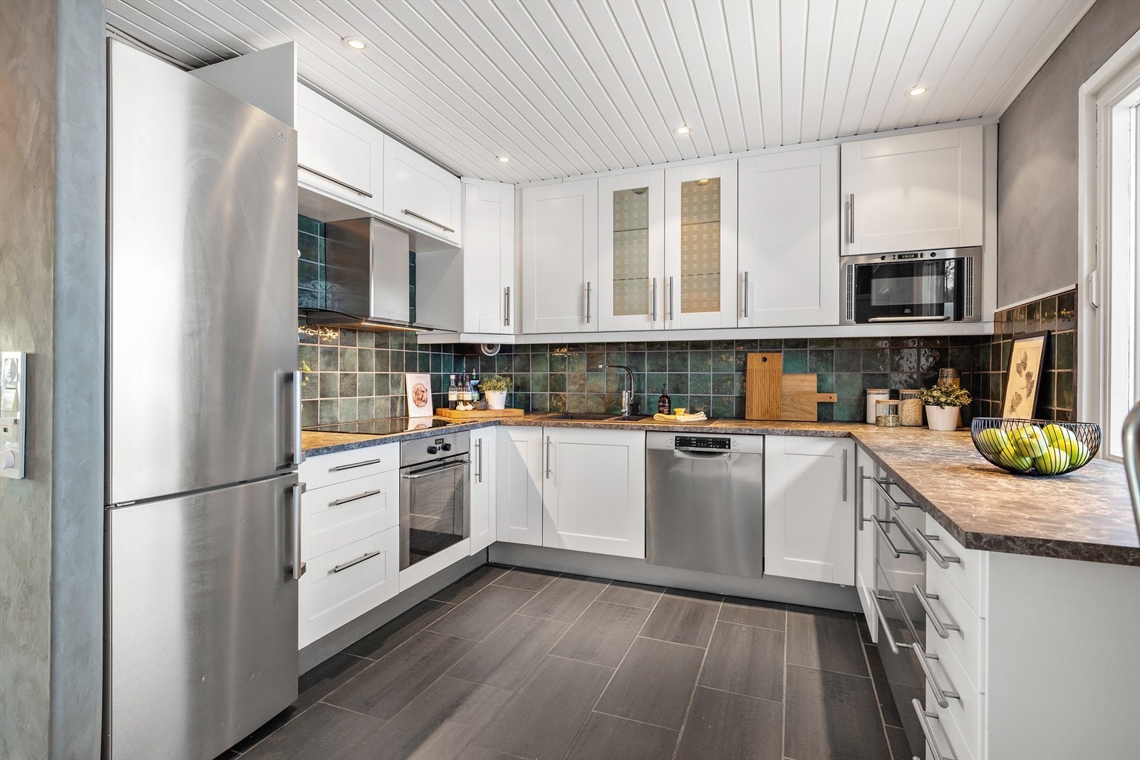 Kjøkkenet er godt utnyttet med takhøy innredning og god skapplass. () Galleribilde