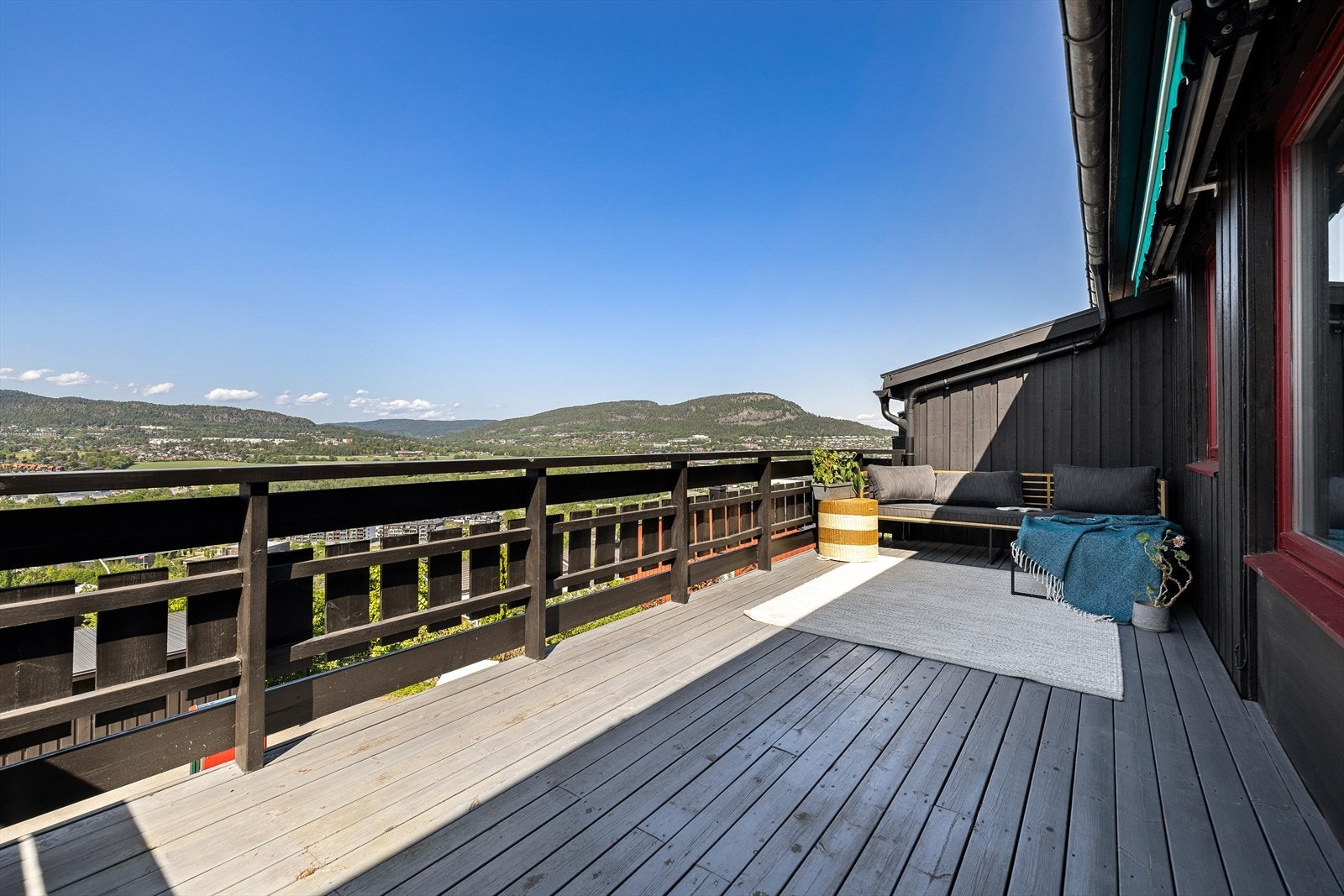 Verandaen utenfor stuen er på 16 m² og har nydelig utsikt! Det er montert markise som skjermer mot solen på de varmeste dagene. Galleribilde